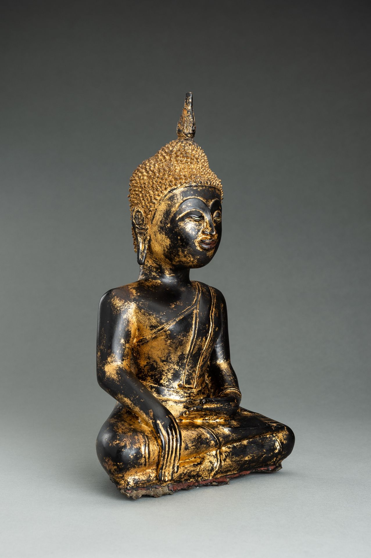 A GOLD LACQUERED BRONZE FIGURE OF BUDDHA - Image 5 of 12