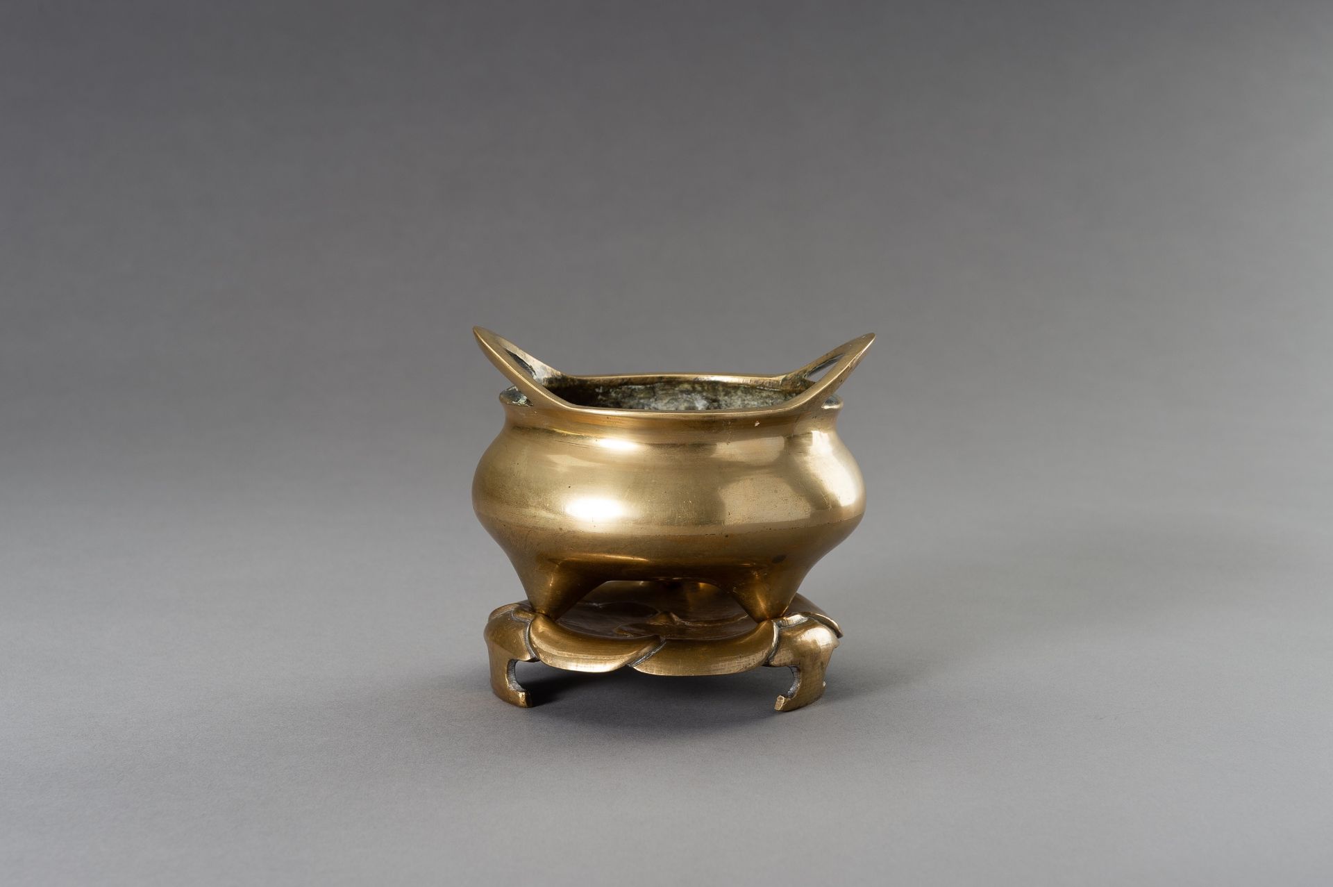 A GILT BRONZE TRIPOD CENSER WITH MATCHING STAND - Image 4 of 10