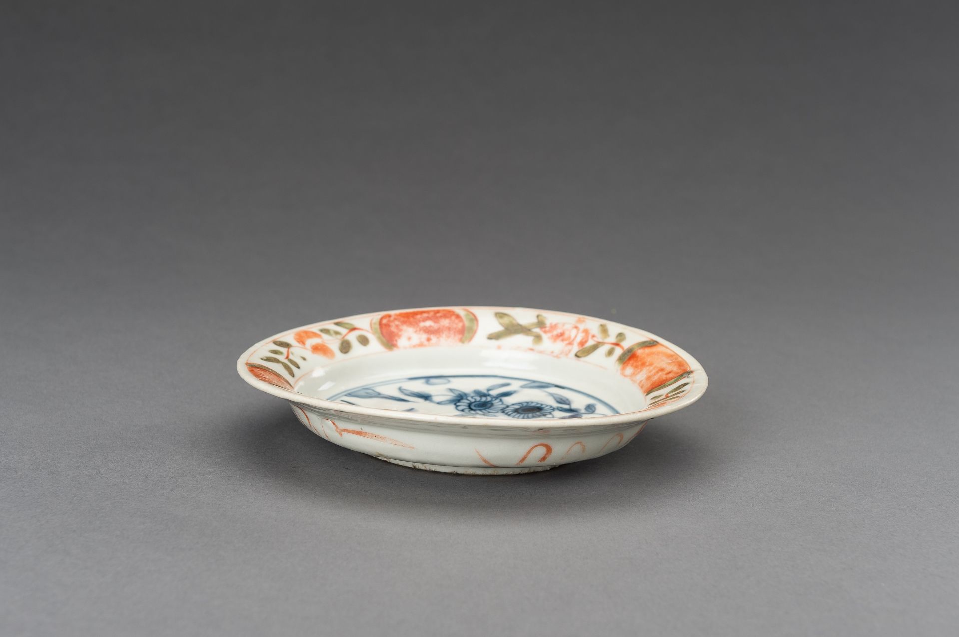 A BLUE AND WHITE 'DEER AND CHRYSANTHEMUM' PORCELAIN DISH, MING - Image 2 of 10