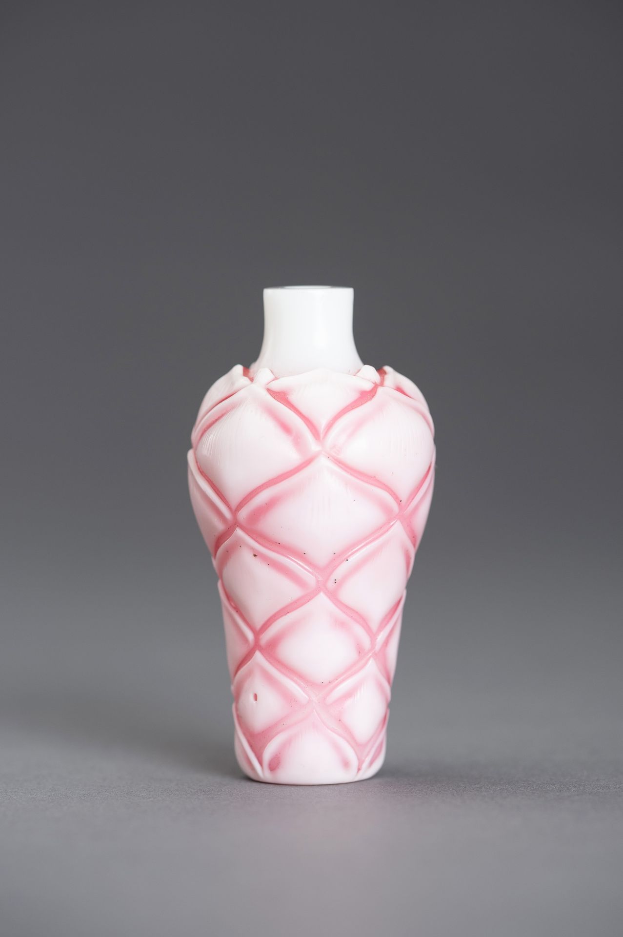 A SANDWICHED PINK GLASS 'LOTUS' SNUFF BOTTLE - Image 8 of 11