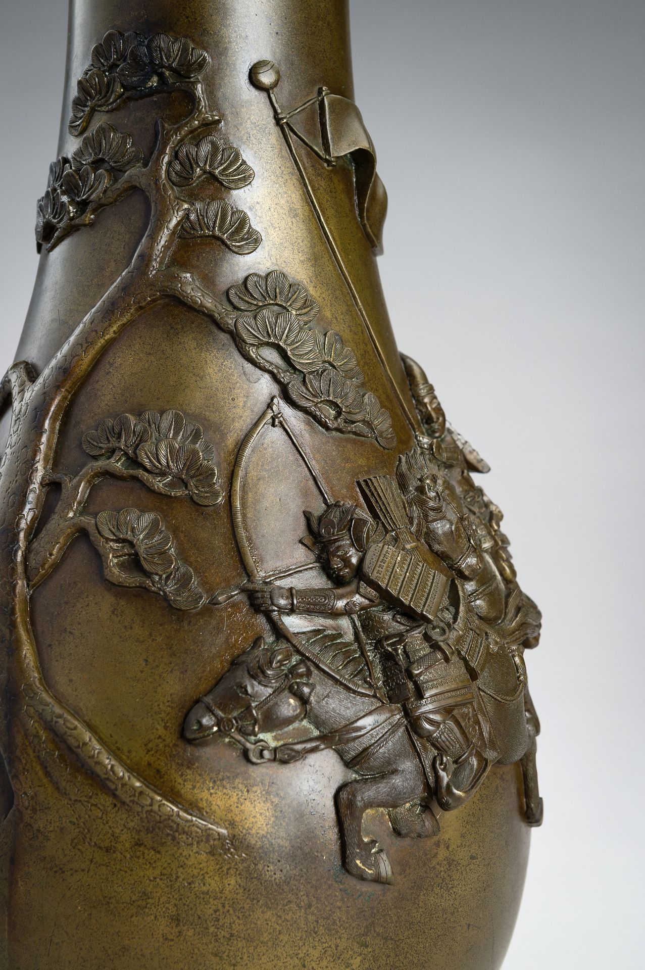 A BRONZE VASE DEPICTING TWO SAMURAI ON HORSEBACK, MEIJI PERIOD - Image 7 of 15