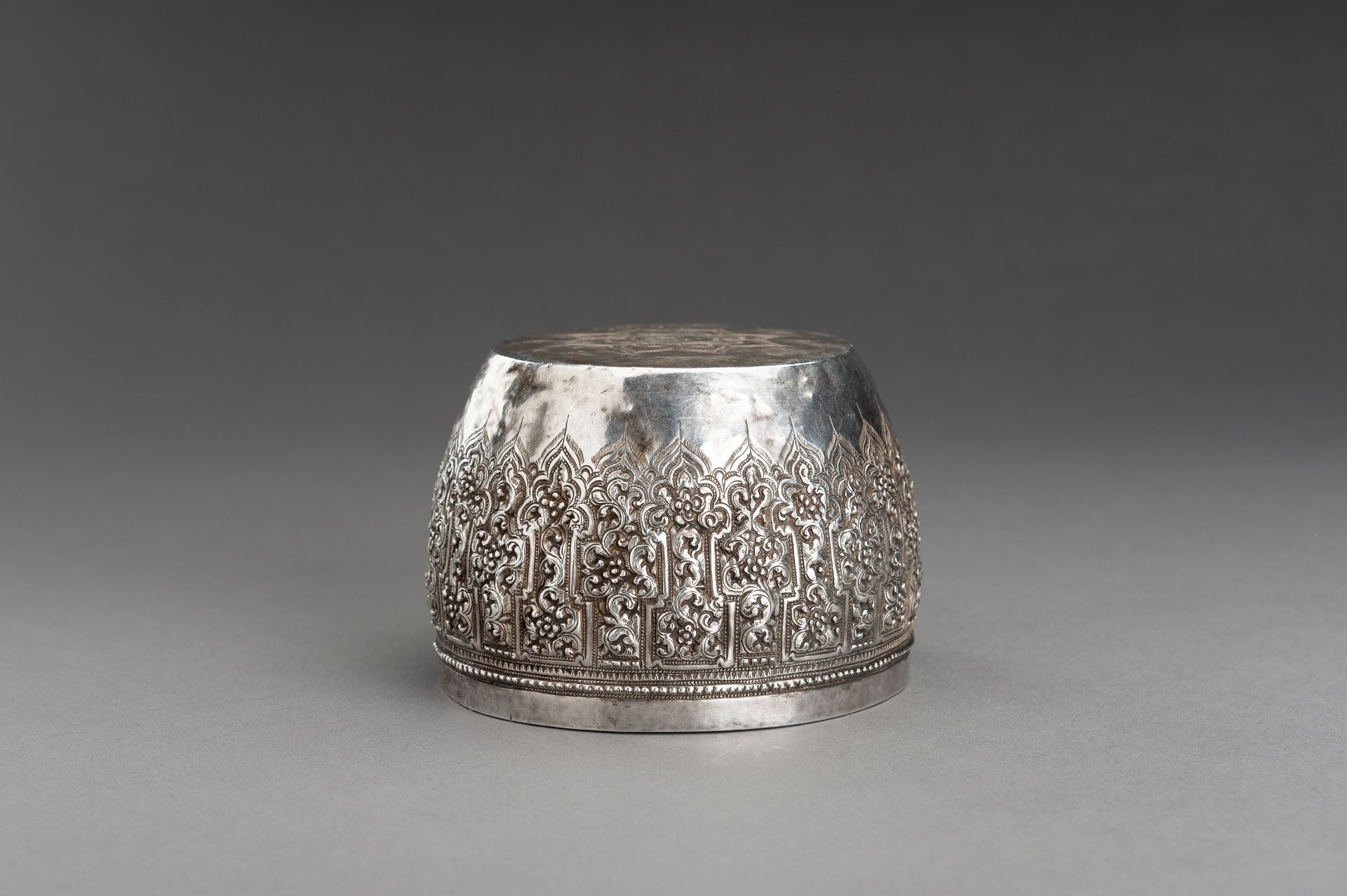 AN EMBOSSED BURMESE SILVER BOWL WITH FLORAL RELIEF - Bild 7 aus 13