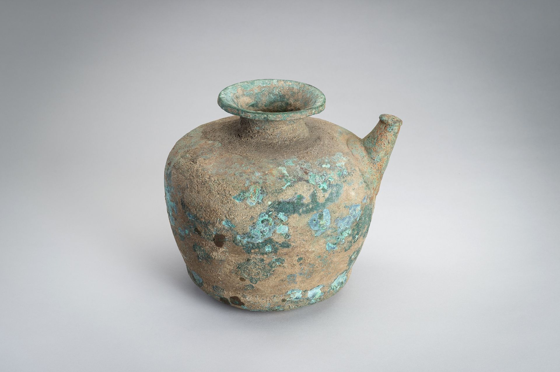 A HAN STYLE BRONZE POURING VESSEL - Bild 3 aus 14