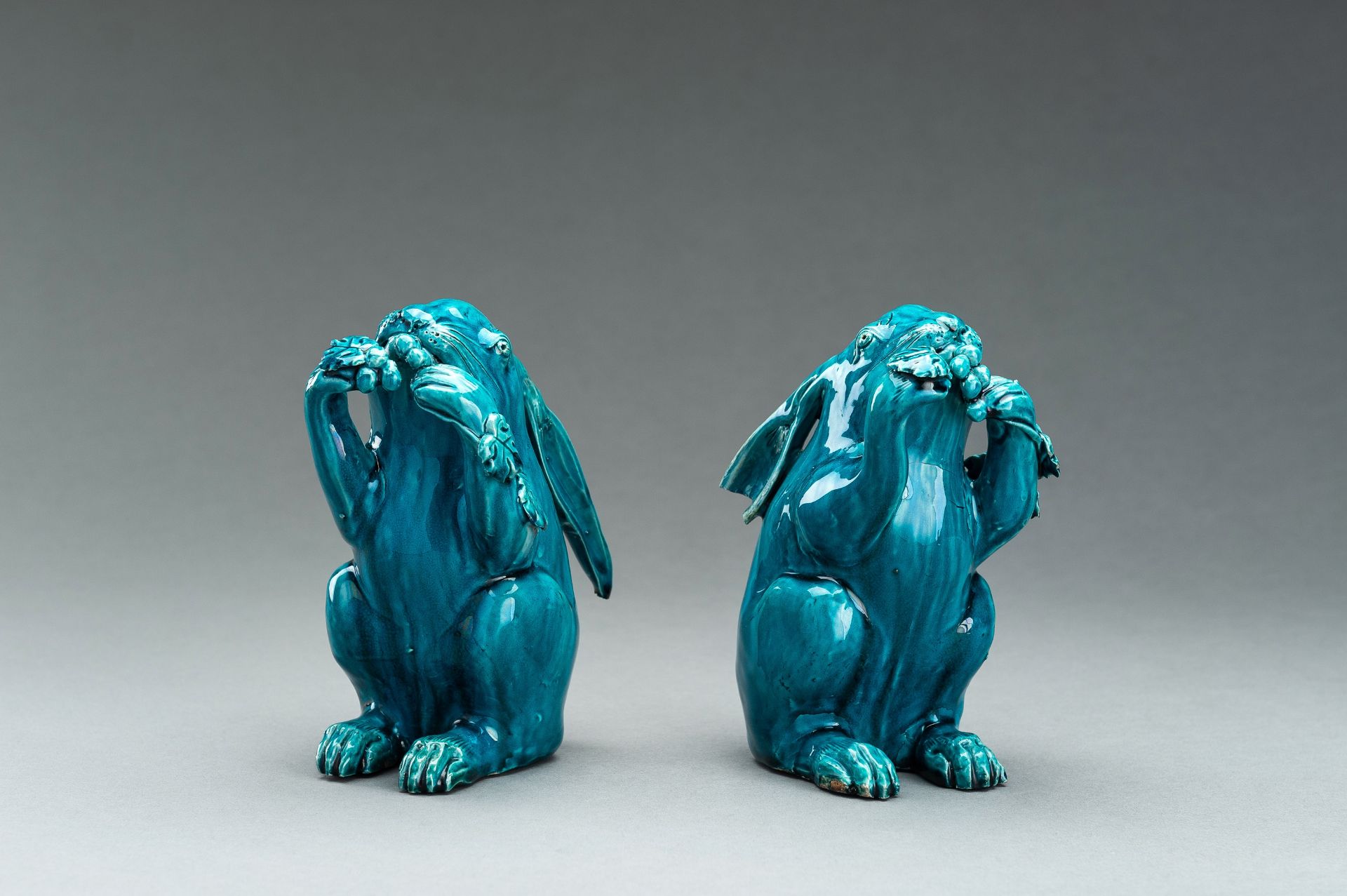 A PAIR OF TURQUOISE GLAZED CERAMIC FIGURES OF RABBITS EATING BERRIES - Image 4 of 10