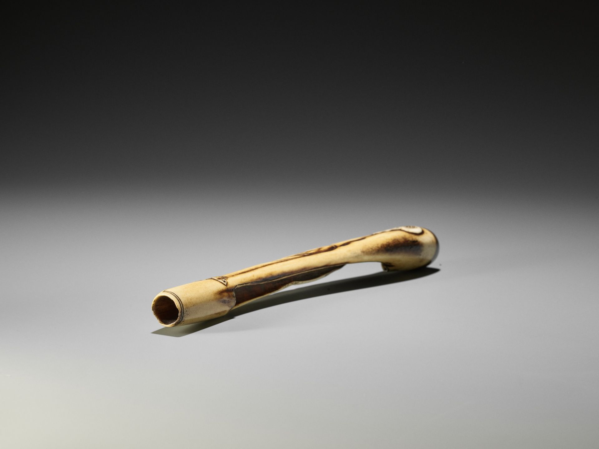 SOKEI: A FINE STAG ANTLER KISERUZUTSU WITH DARUMA, GRAPEVINE AND HOSSU - Image 8 of 9