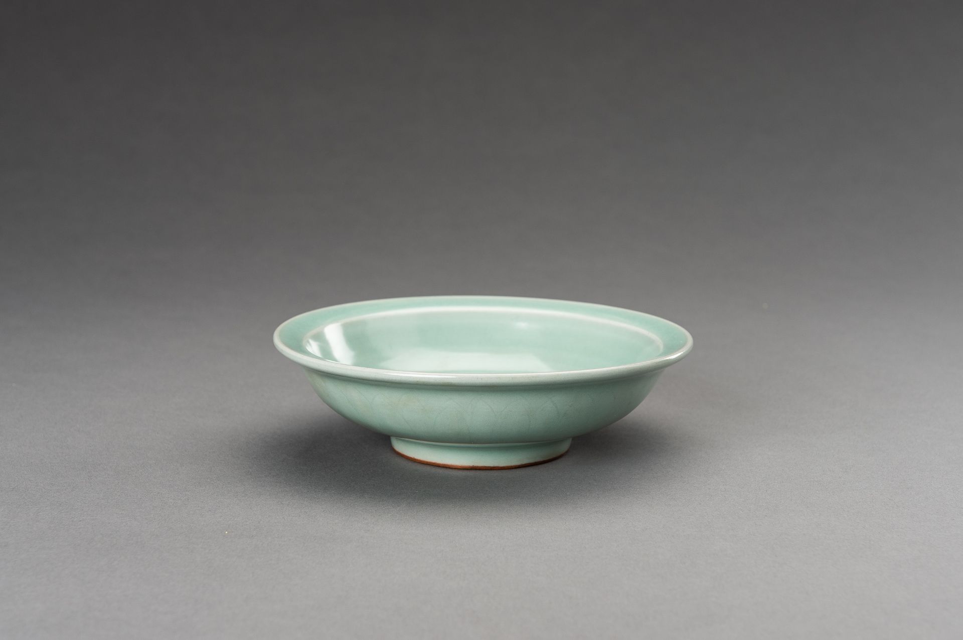 A YUAN STYLE LONGQUAN CELADON 'TWIN FISH' PORCELAIN DISH - Image 2 of 15