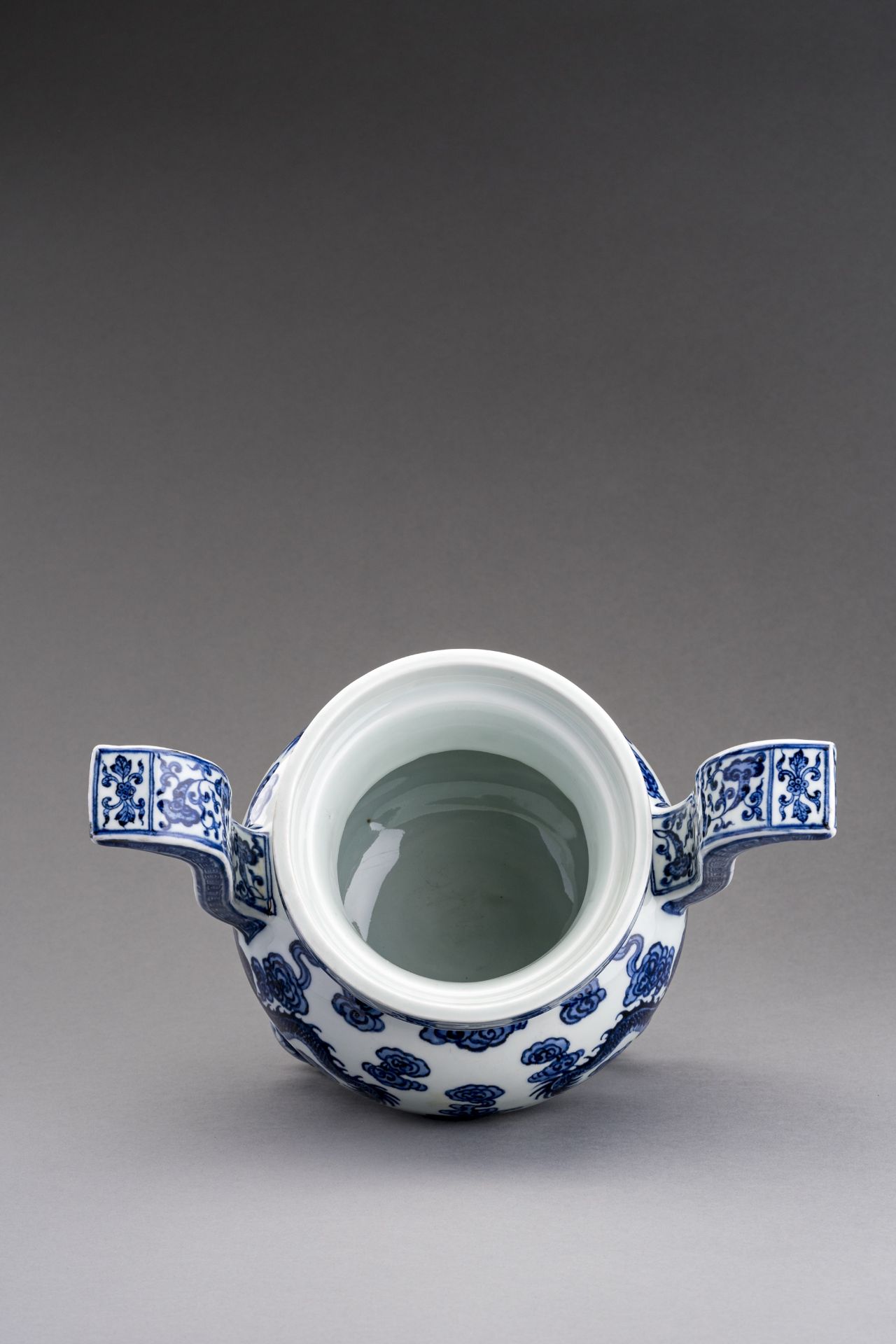 A LARGE BLUE AND WHITE PORCELAIN TRIPOD CENSER, c. 1920s - Image 5 of 6