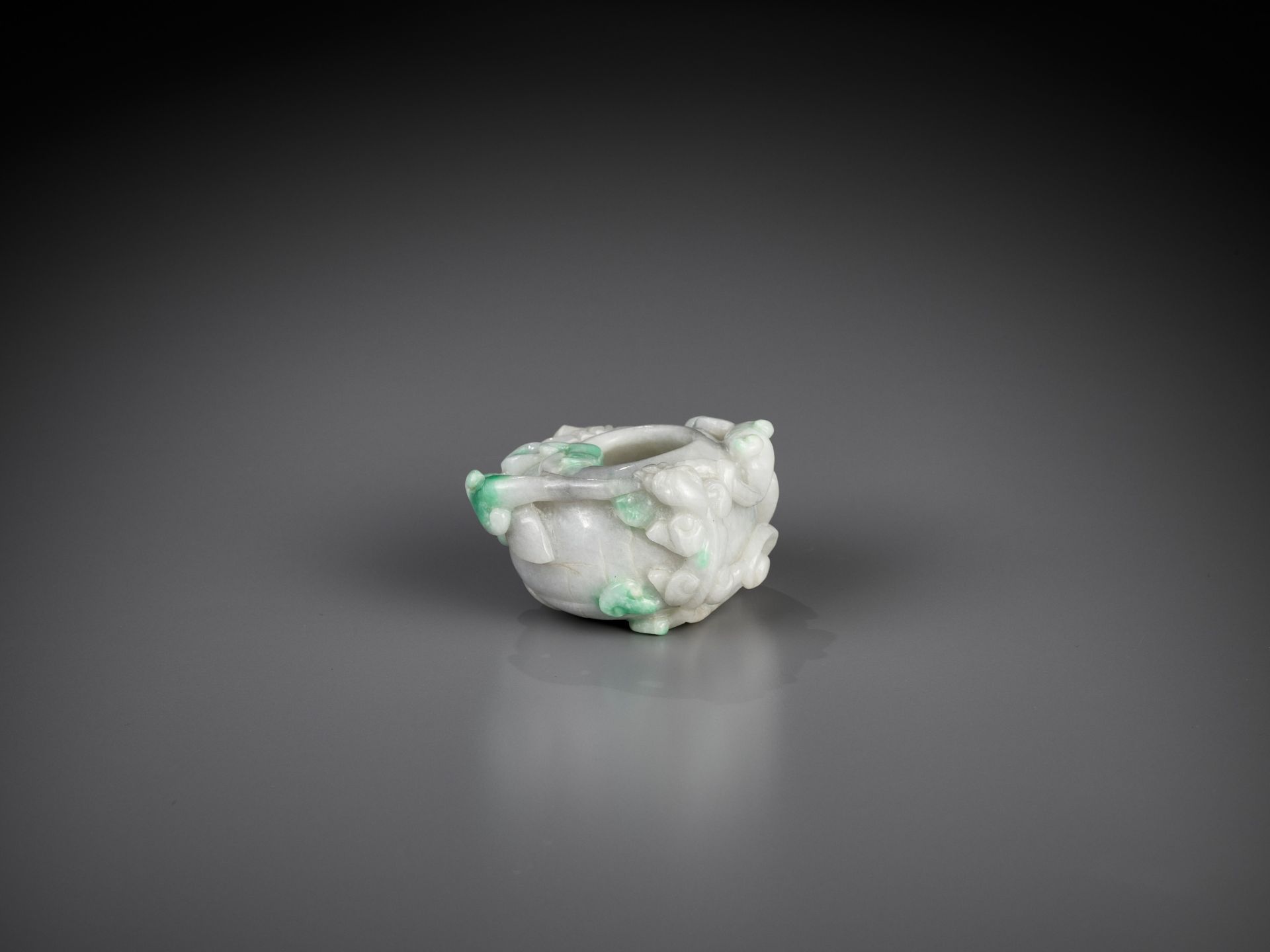 A SMALL JADEITE 'CHILONG' WASHER, LATE QING TO REPUBLIC - Bild 8 aus 11