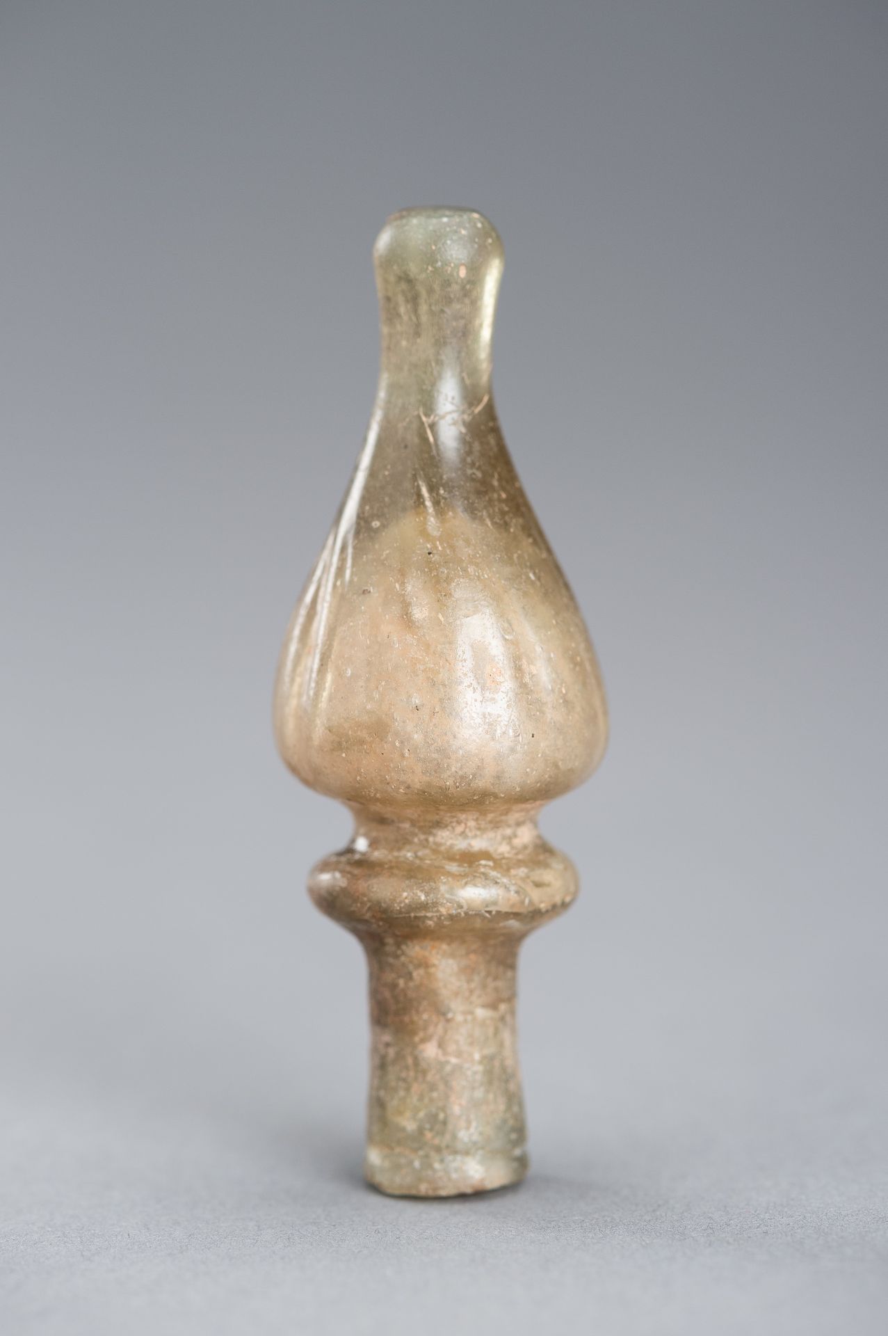 A GLASS STOPPER AND MINIATURE VASE - Image 2 of 11