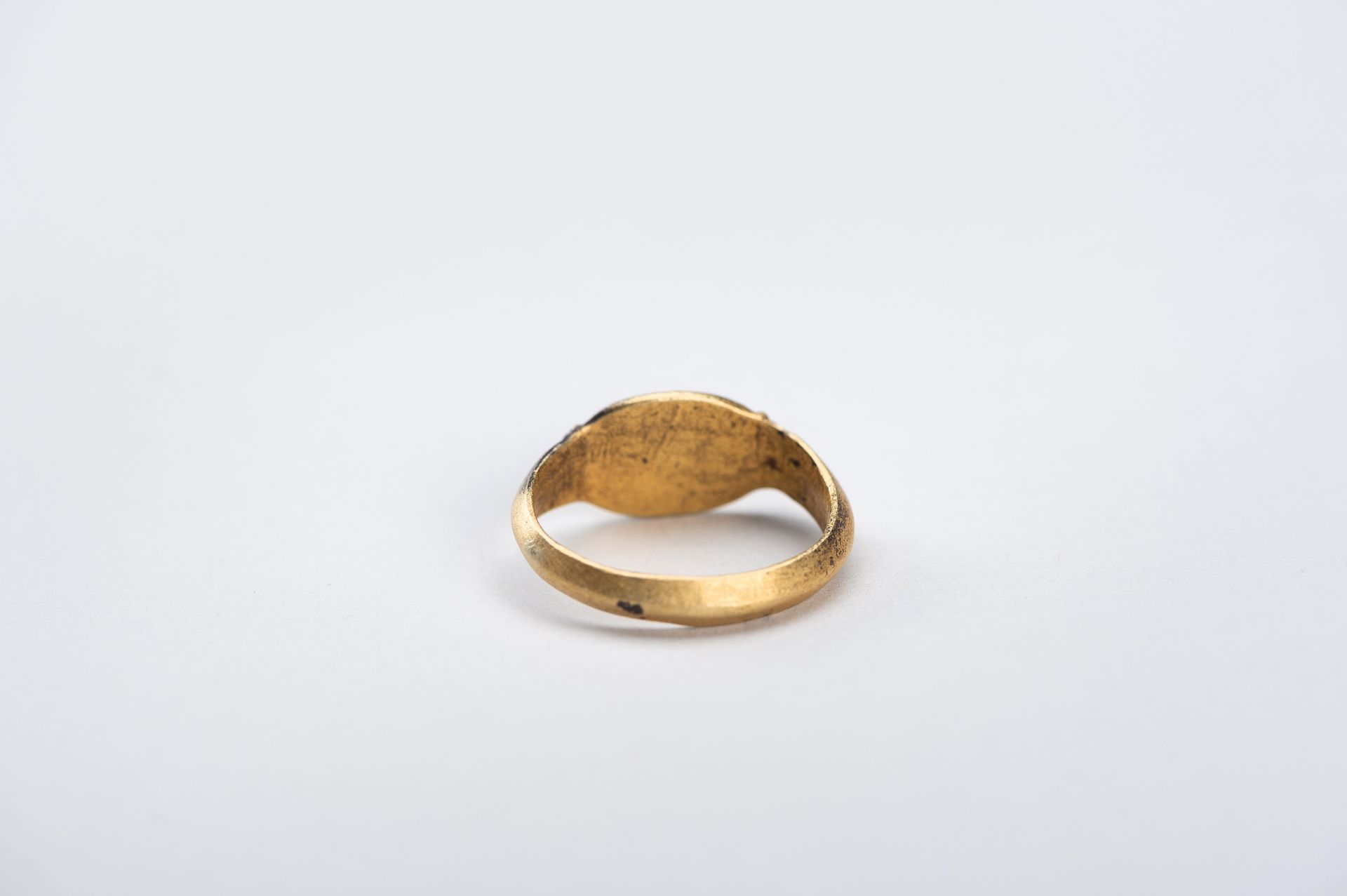 AN ANCIENT BACTRIAN GOLD SEAL RING - Image 8 of 10