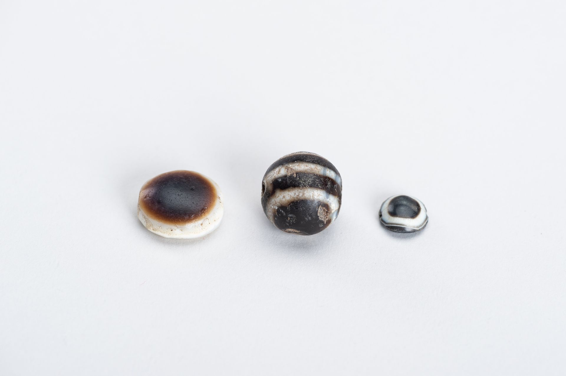 A LOT WITH THREE HIMALAYAN AGATE BUDDHA EYE BEADS - Image 6 of 10