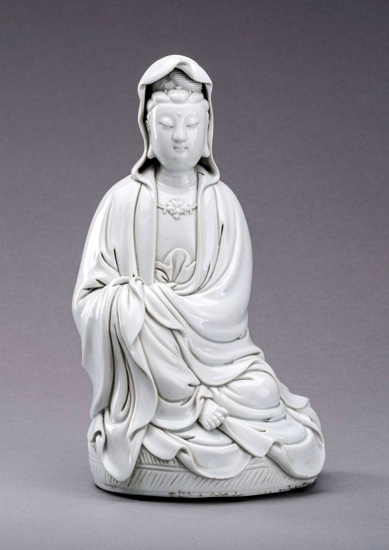 A DEHUA FIGURE OF GUANYIN, QING DYNASTY