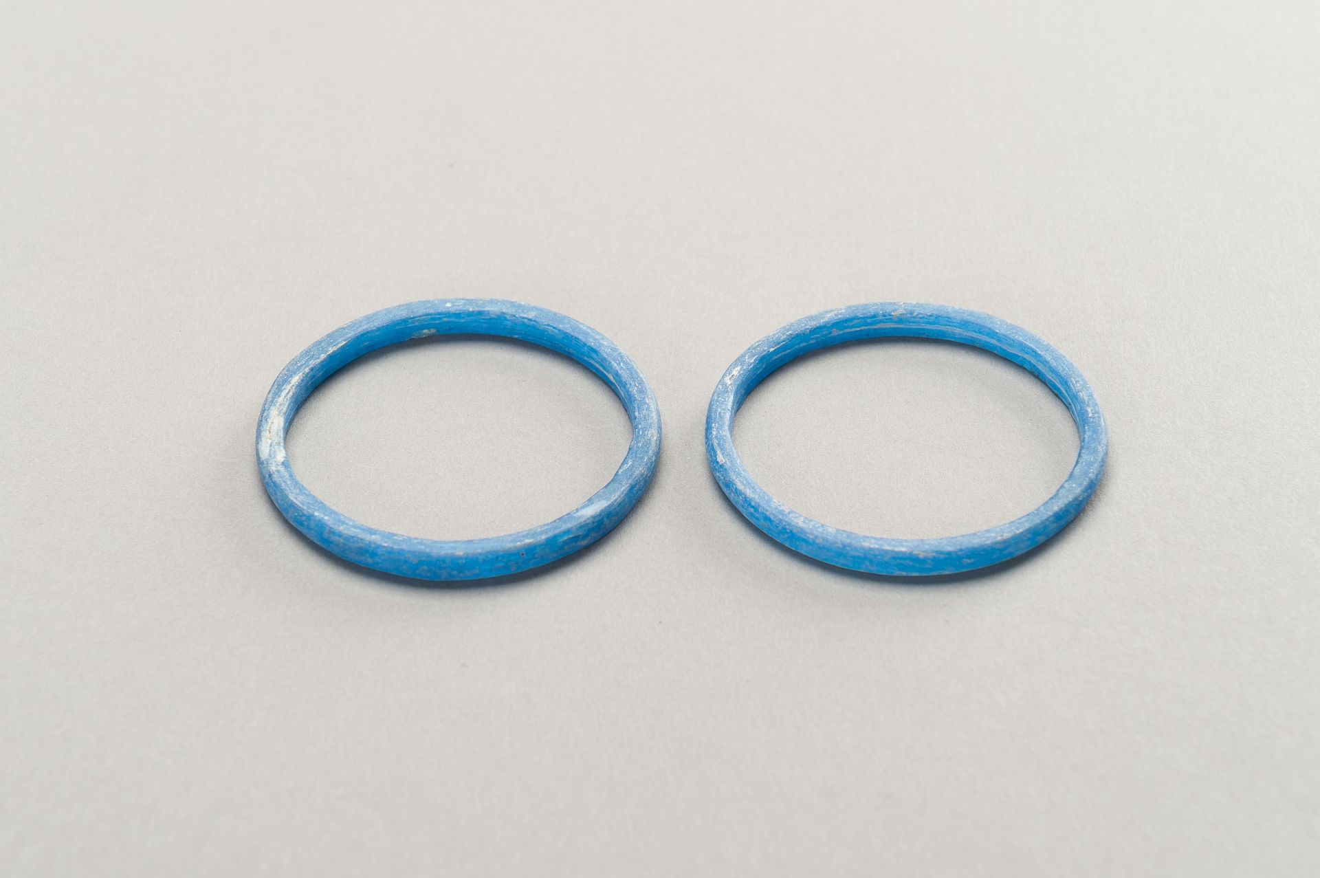 FOUR BLUE GLASS BANGLES - Bild 11 aus 12