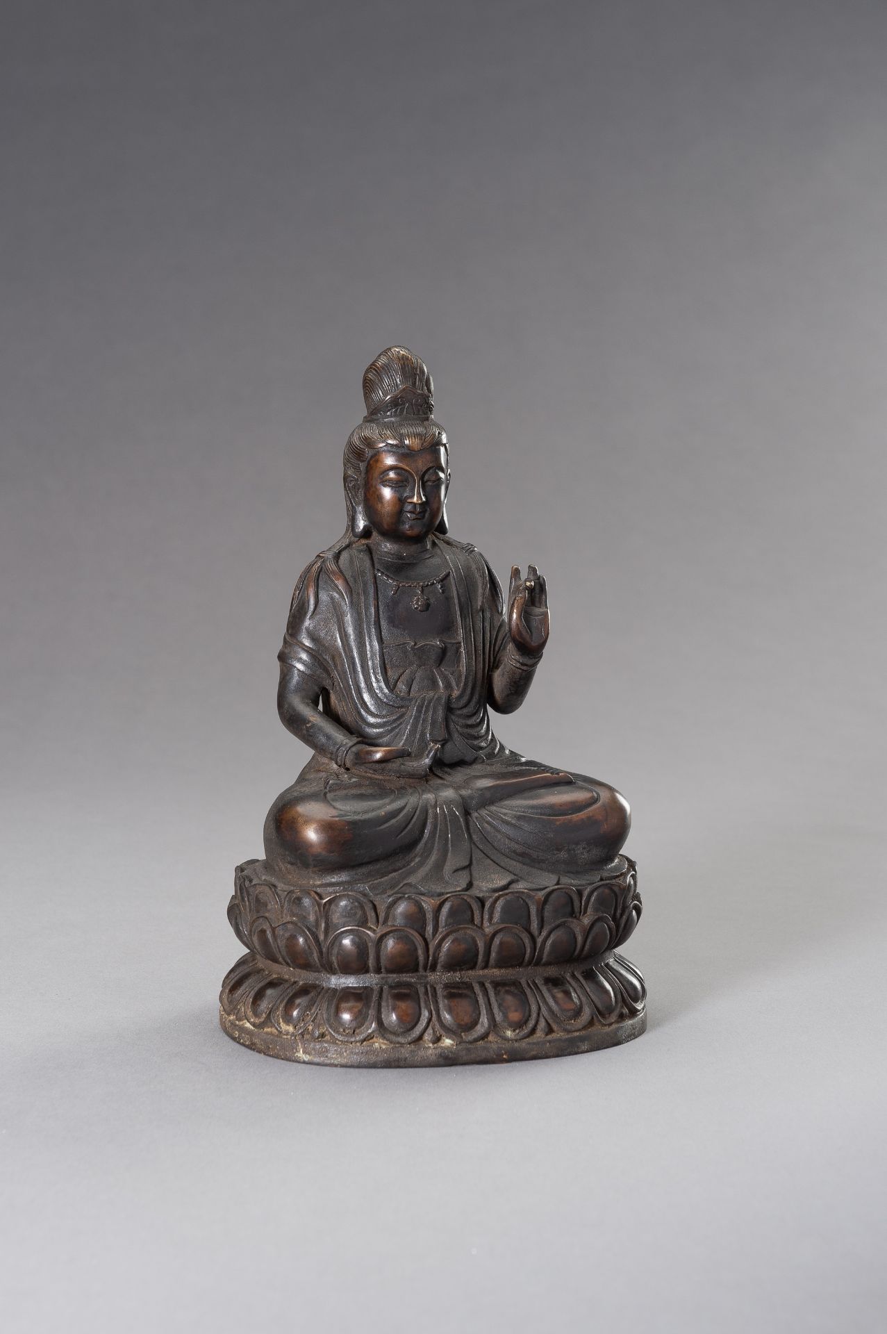 A BRONZE FIGURE OF SEATED GUANYIN, 20TH CENTURY - Image 3 of 8