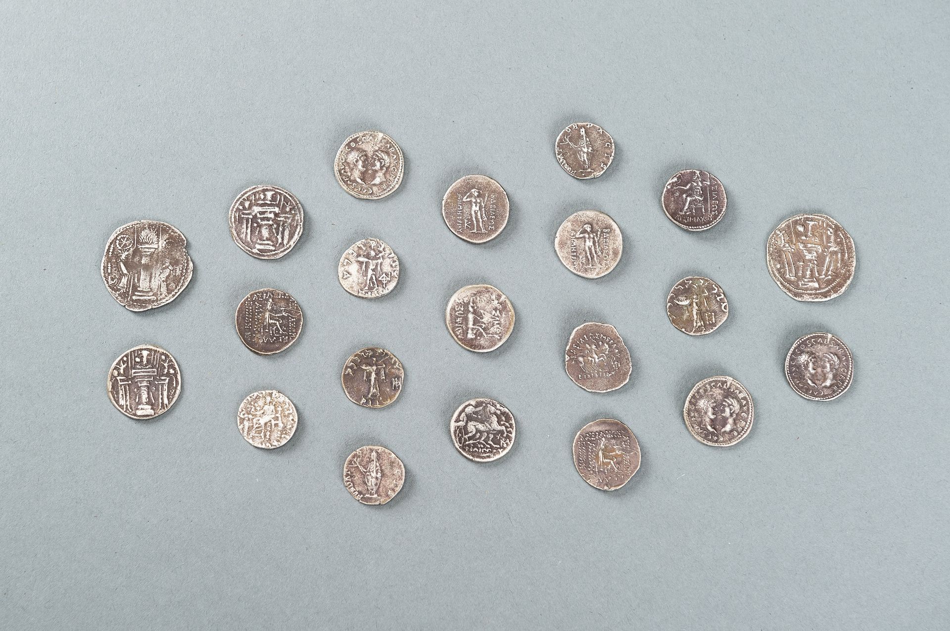 A SET OF 21 INDO-GREEK SILVER COINS - Bild 2 aus 10