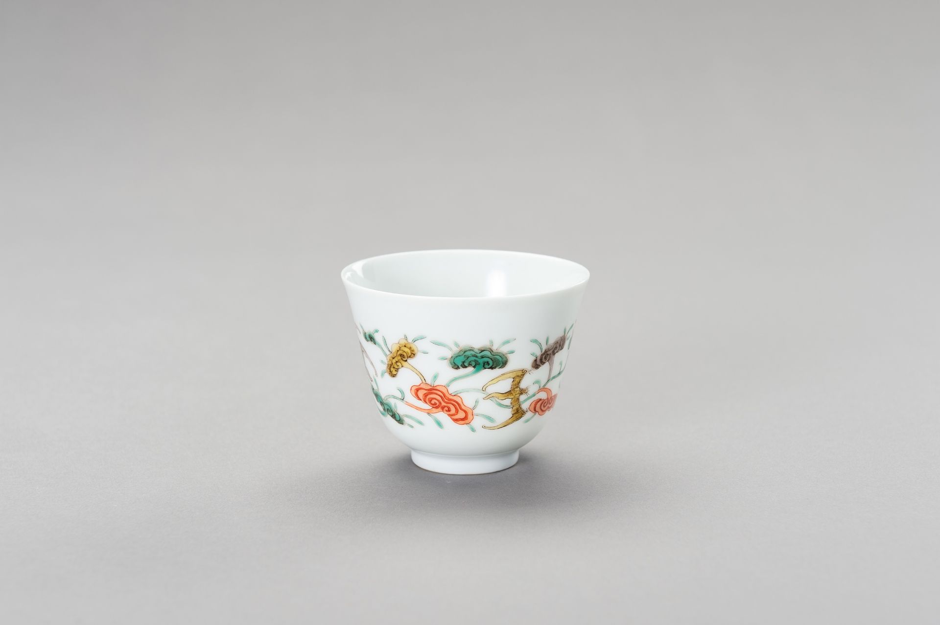 A 'LINGZHI AND BATS' PORCELAIN CUP, QING DYNASTY - Bild 3 aus 12