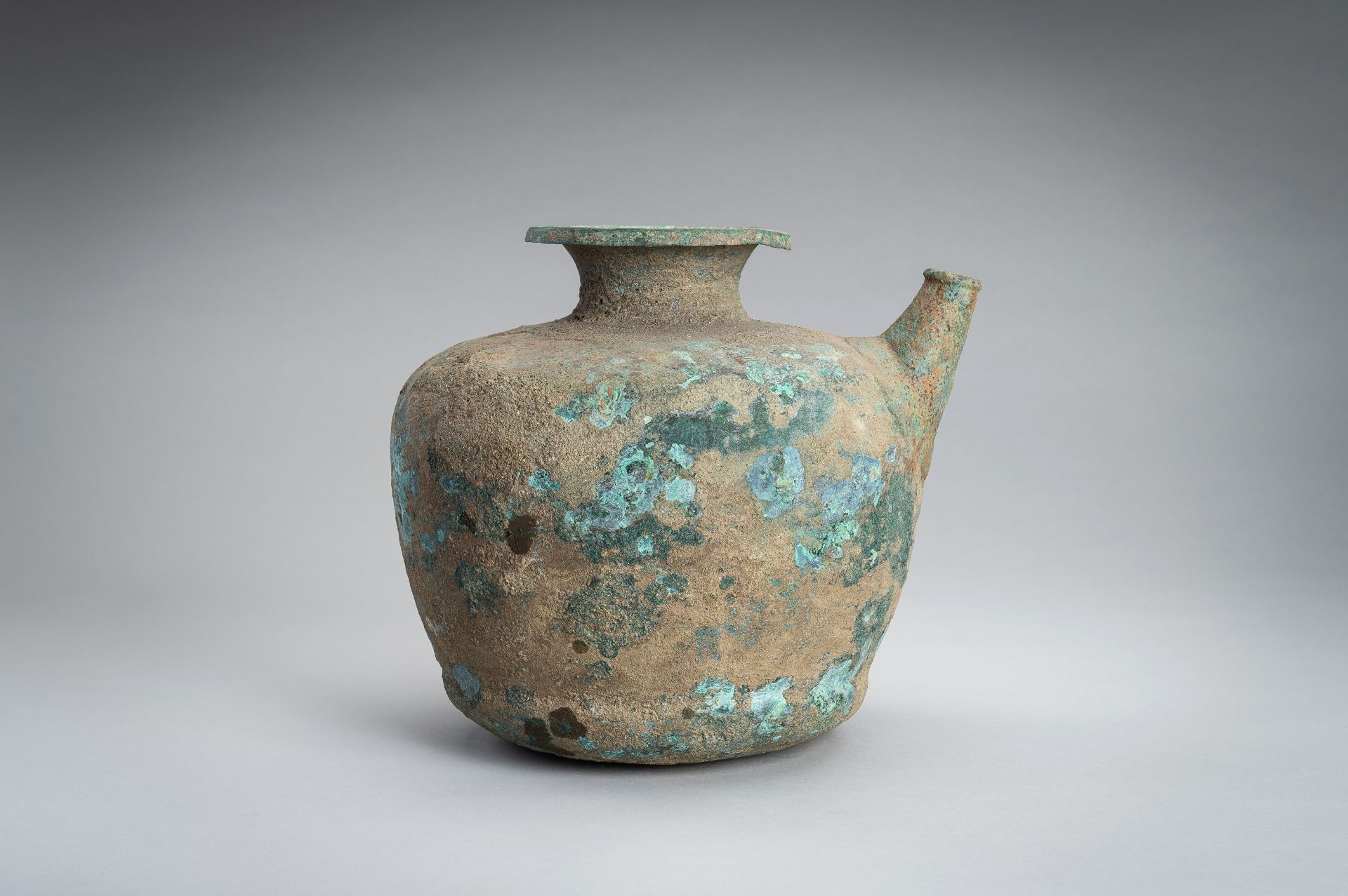 A HAN STYLE BRONZE POURING VESSEL - Bild 7 aus 14