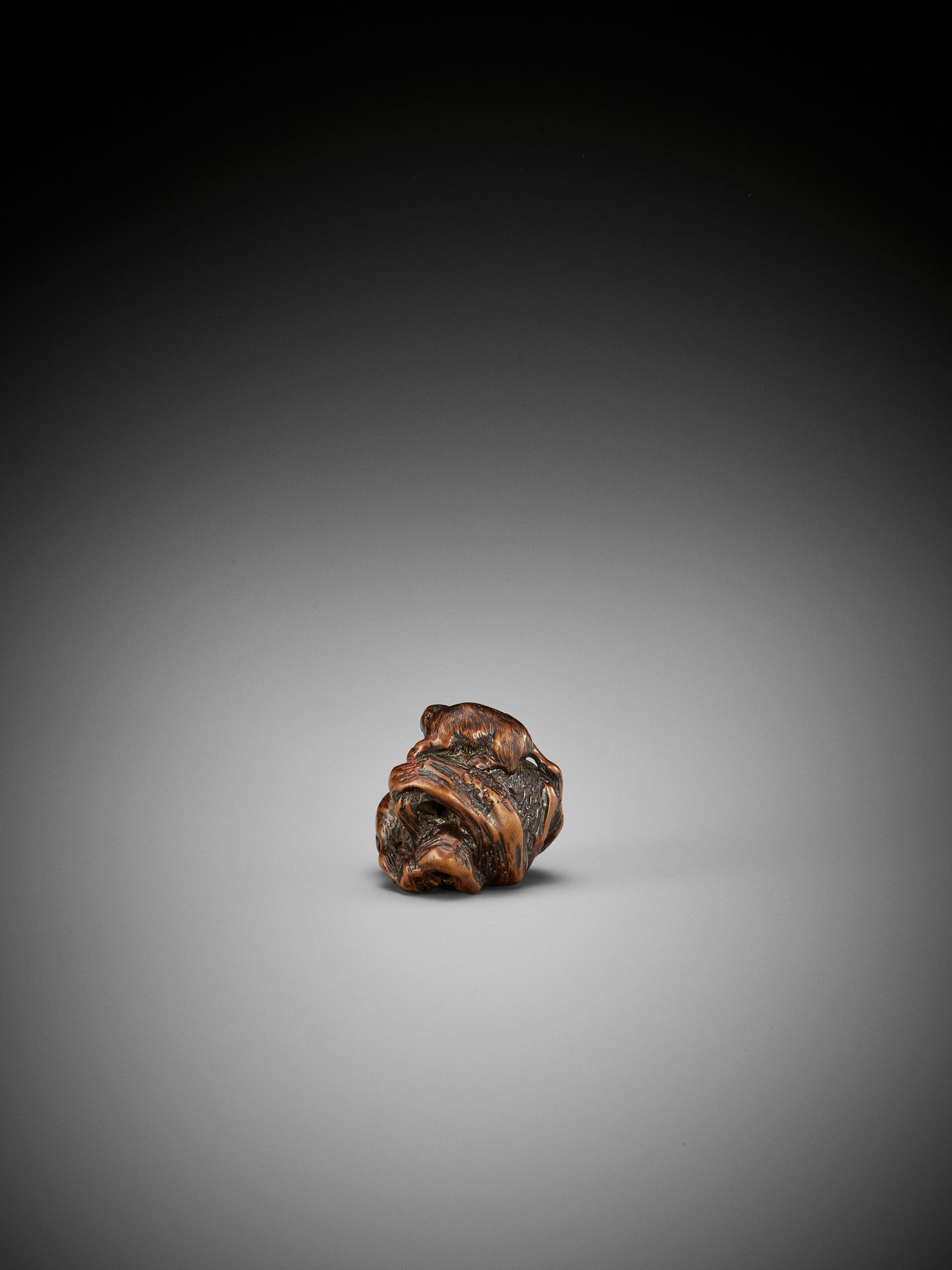 KOKEI: A RARE WOOD NETSUKE OF A GOAT AND YOUNG ON A ROCK - Bild 6 aus 14