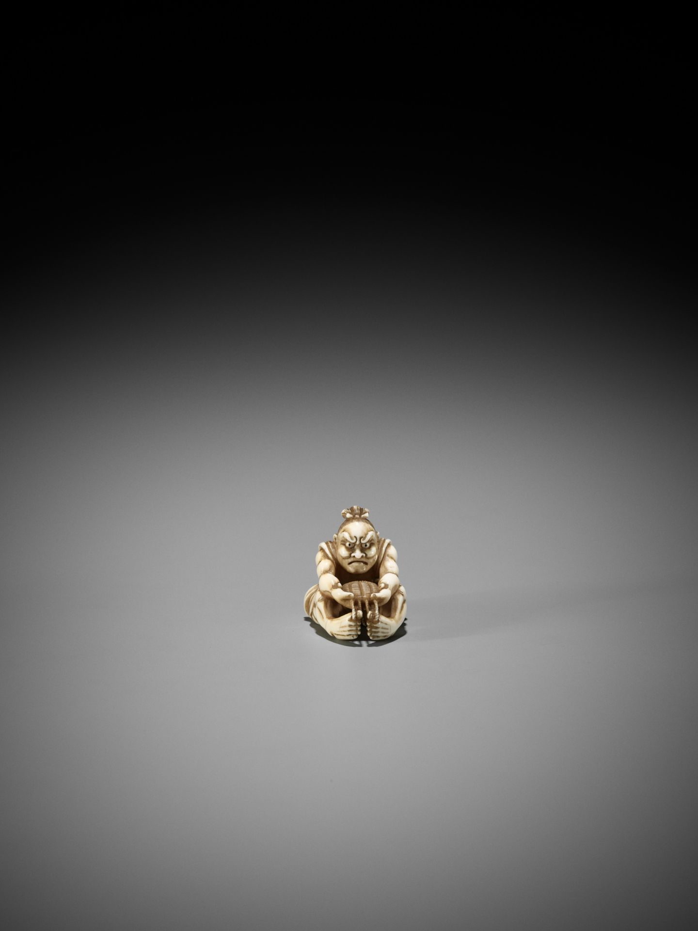 A FINE IVORY NETSUKE OF NIO WEAVING A SANDAL - Image 3 of 12