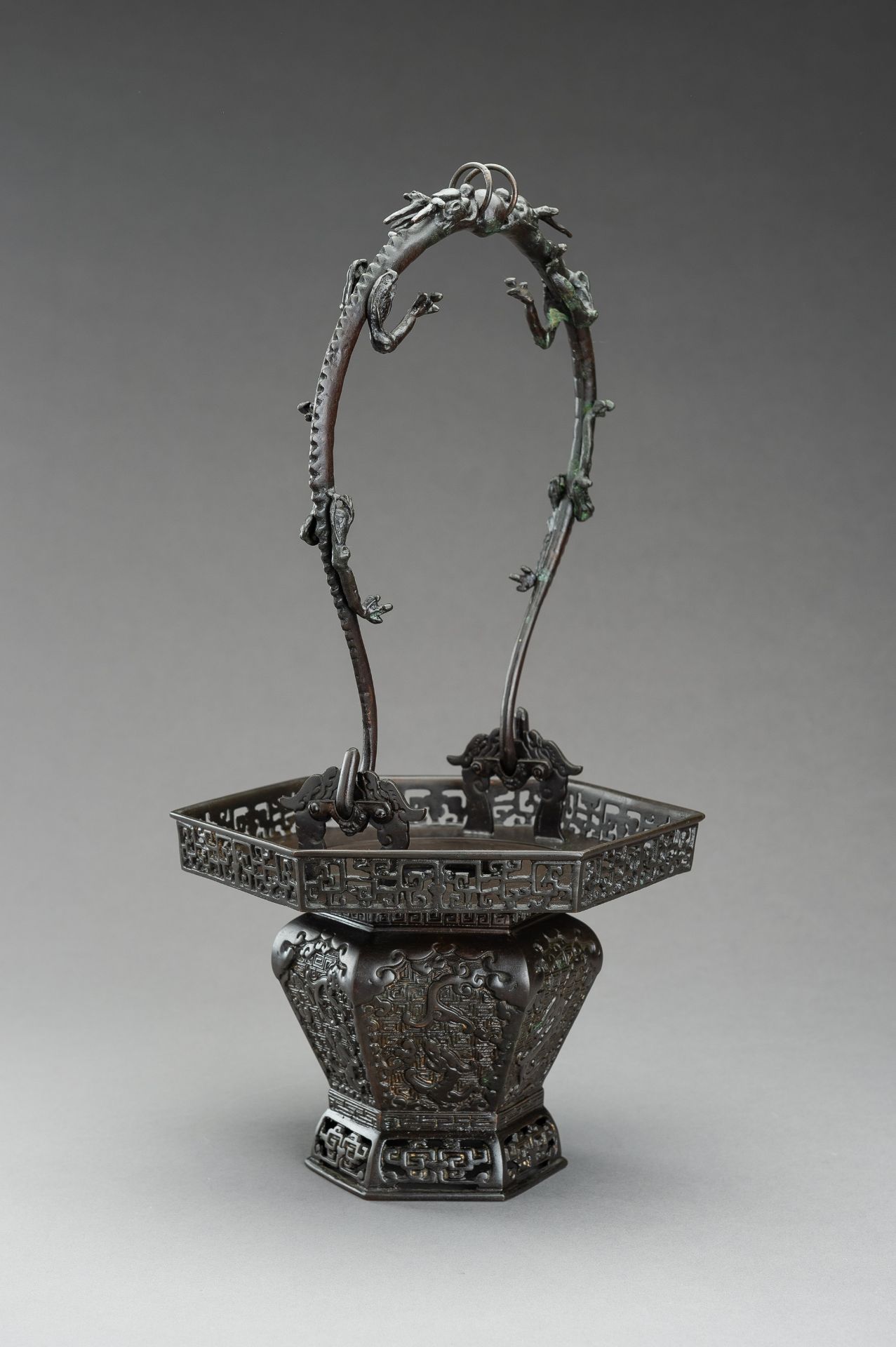 A BRONZE IKEBANA BASKET - Bild 5 aus 13