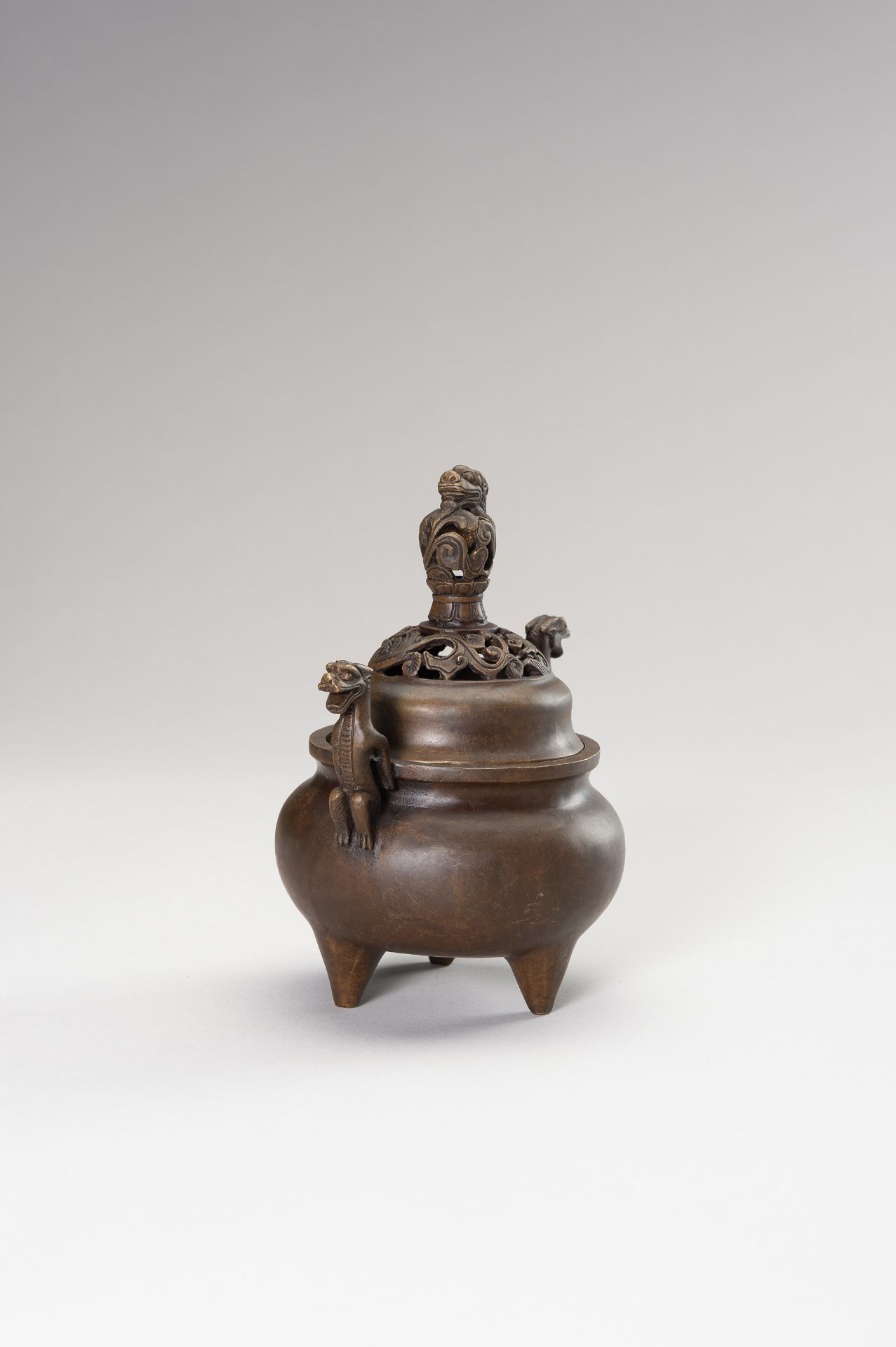 A BRONZE TRIPOD CENSER WITH DRAGONS - Image 3 of 11