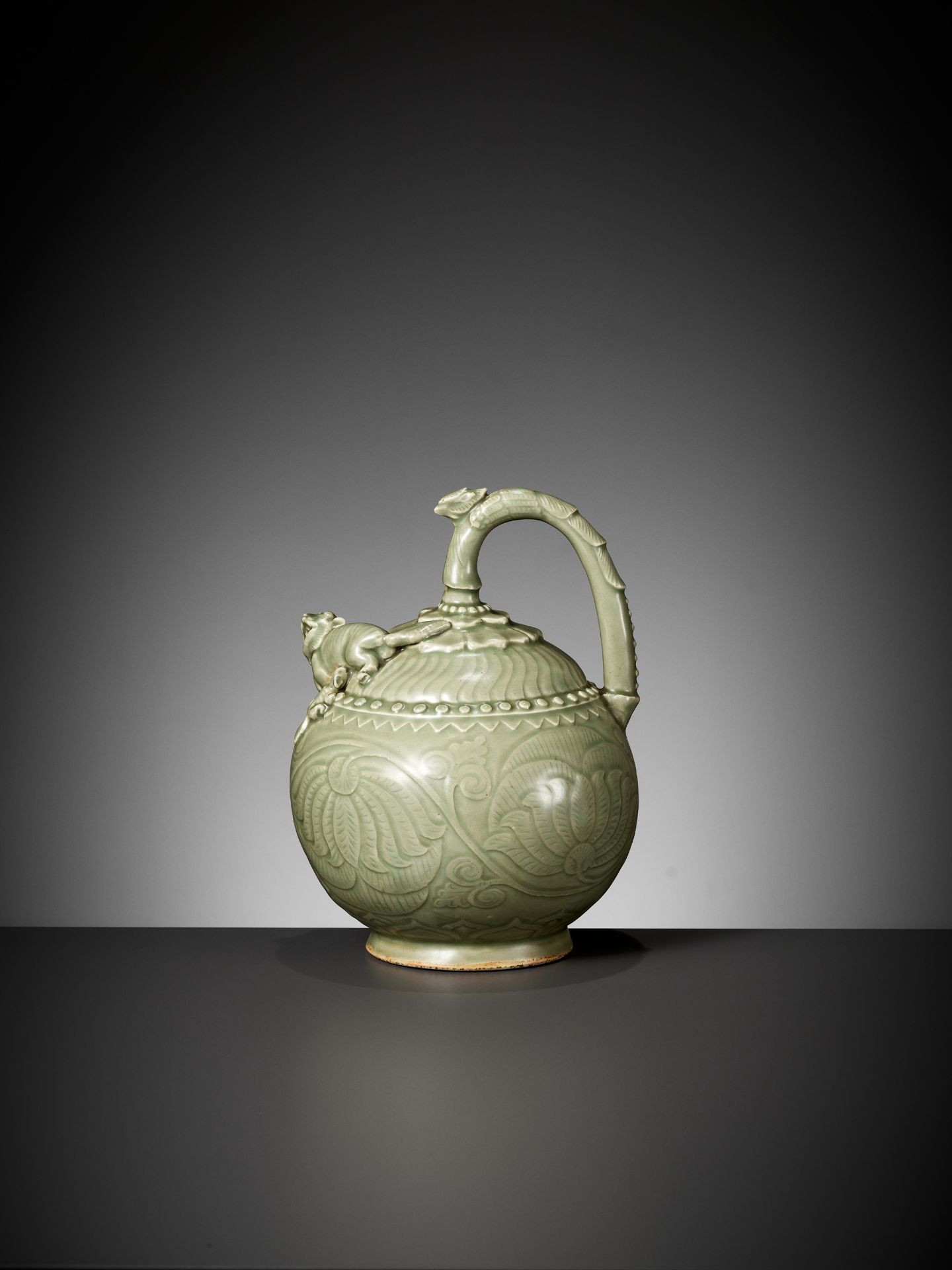 A CELADON GLAZED 'SURPRISE' EWER WITH A 'LION' SPOUT, QING DYNASTY - Bild 11 aus 13