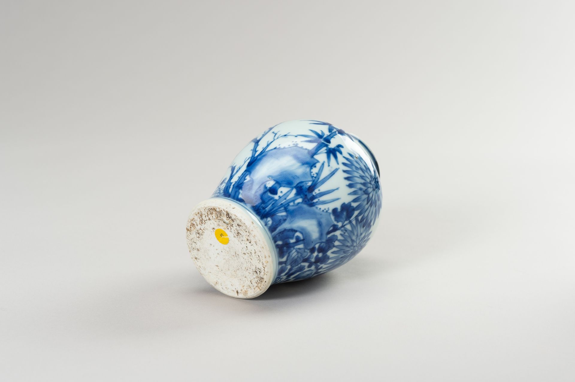 A BLUE AND WHITE PORCELAIN BALUSTER VASE - Image 10 of 10