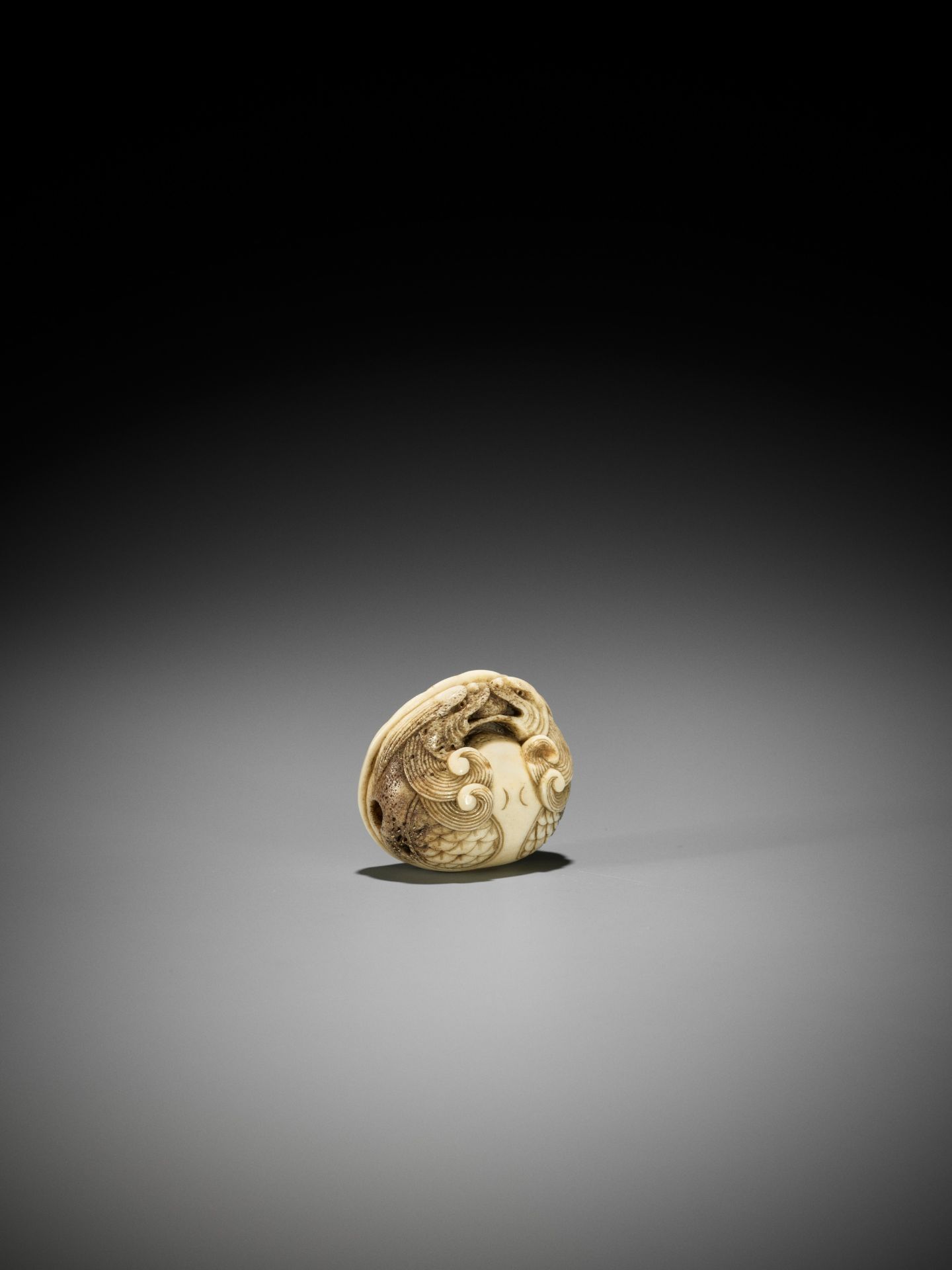 A FINE STAG ANTLER NETSUKE OF A DOUBLE DRAGON-HEADED MOKUGYO - Image 8 of 11