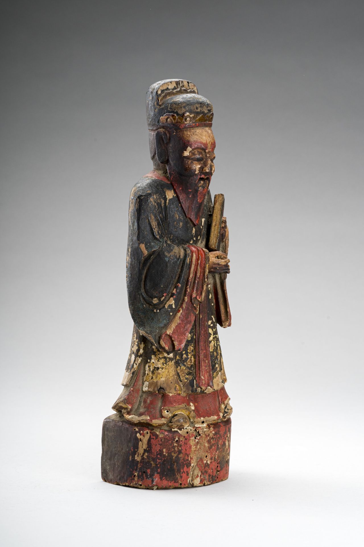 A LACQUERED WOOD FIGURE OF A DIGNITARY, EARLY QING - Image 3 of 7