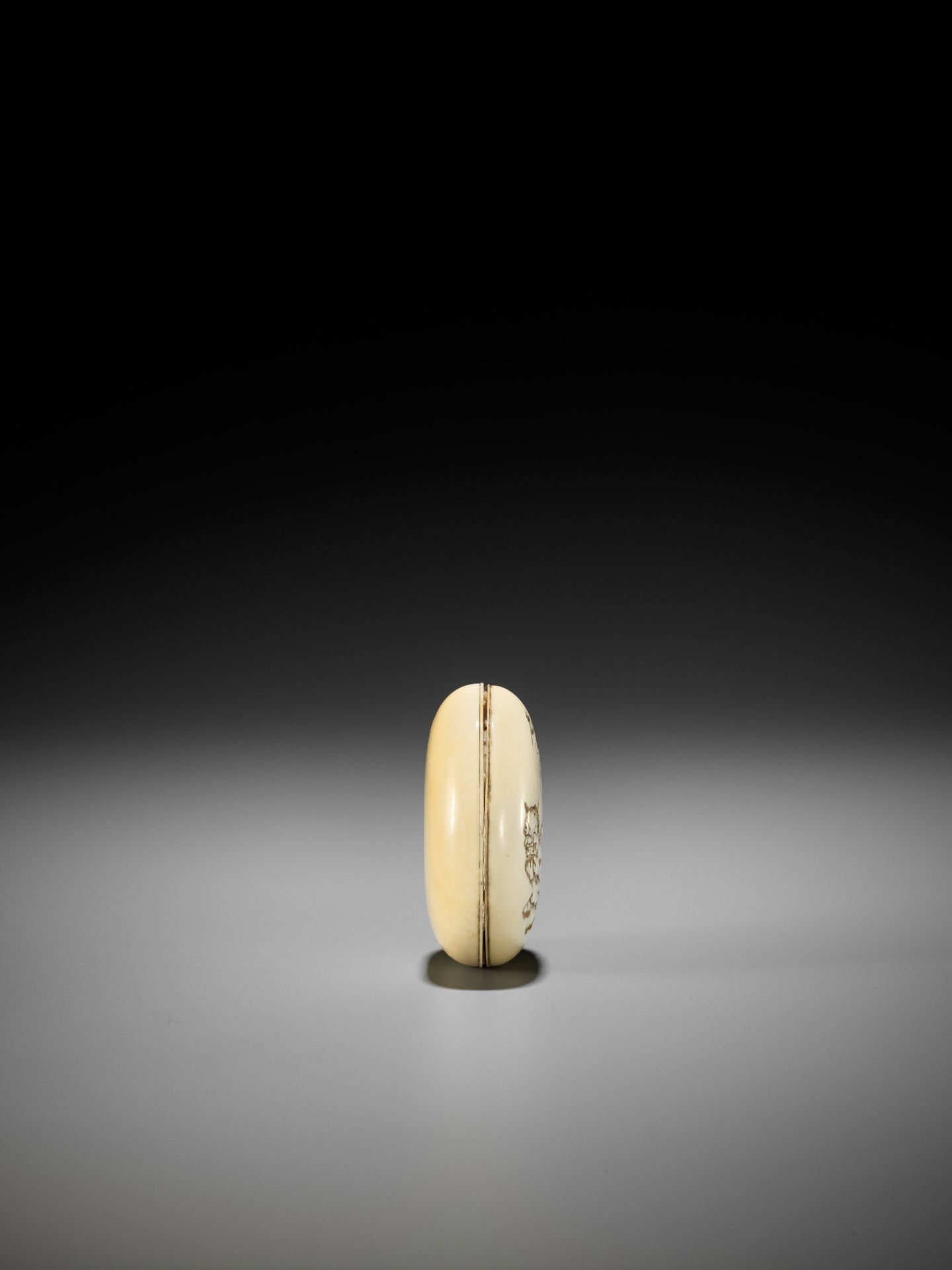 KOJU: AN AMUSING IVORY MANJU NETSUKE OF SHOKI AND ONI - Bild 4 aus 8