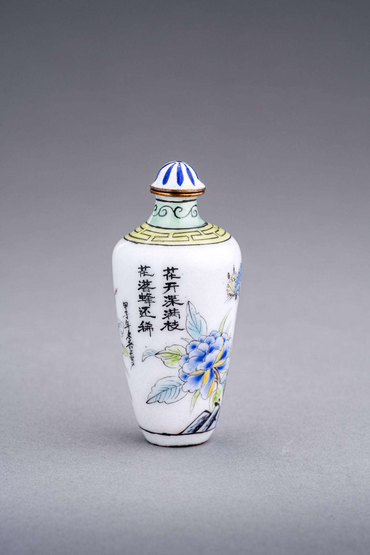AN ENAMELED 'FLOWERS AND BUTTERFLIES' SNUFF BOTTLE, c. 1920s - Image 5 of 8