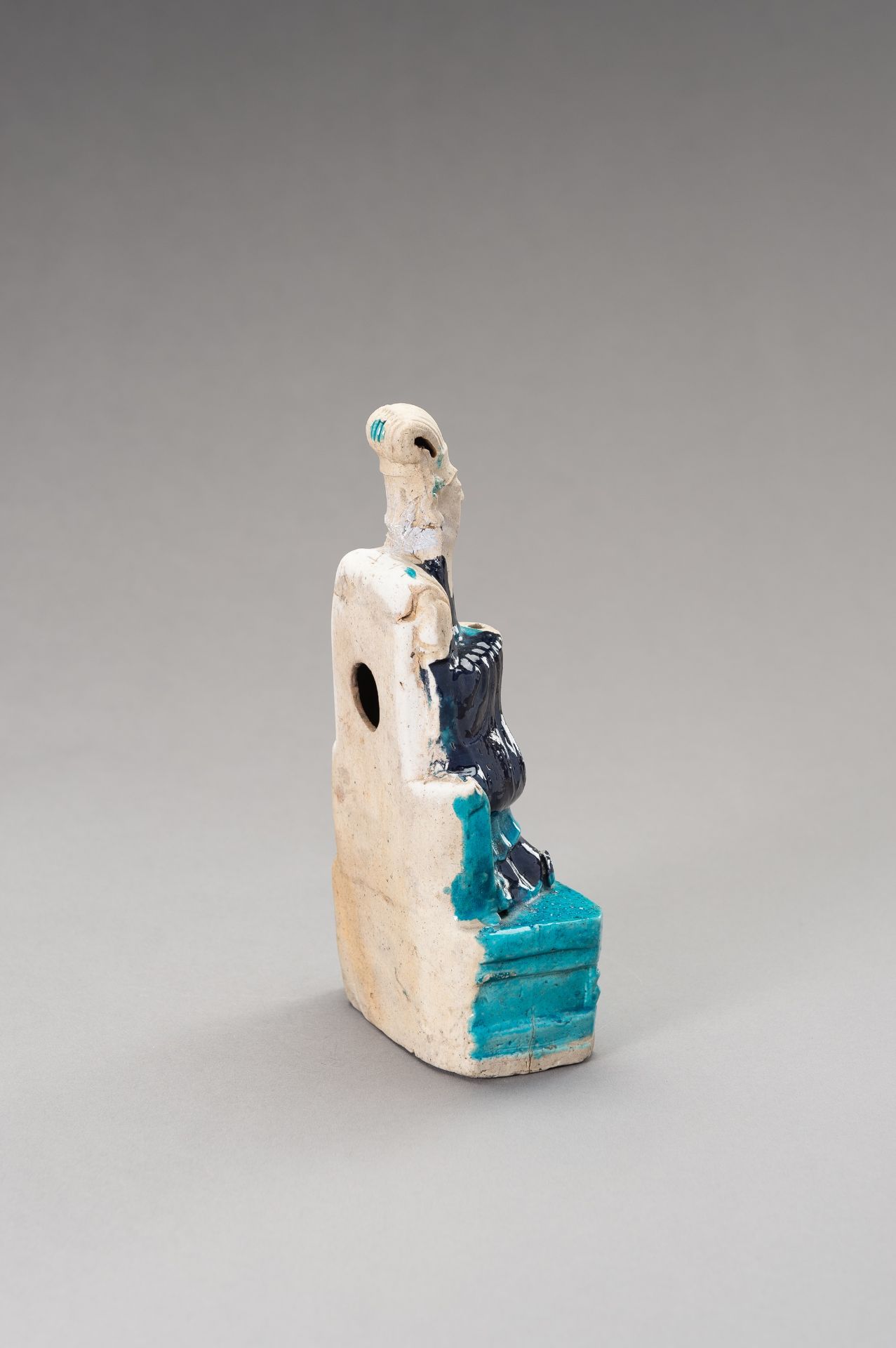 A FAHUA-DECORATED BISCUIT 'DIGNITARY' JOSS STICK HOLDER, QING DYNASTY - Image 4 of 12