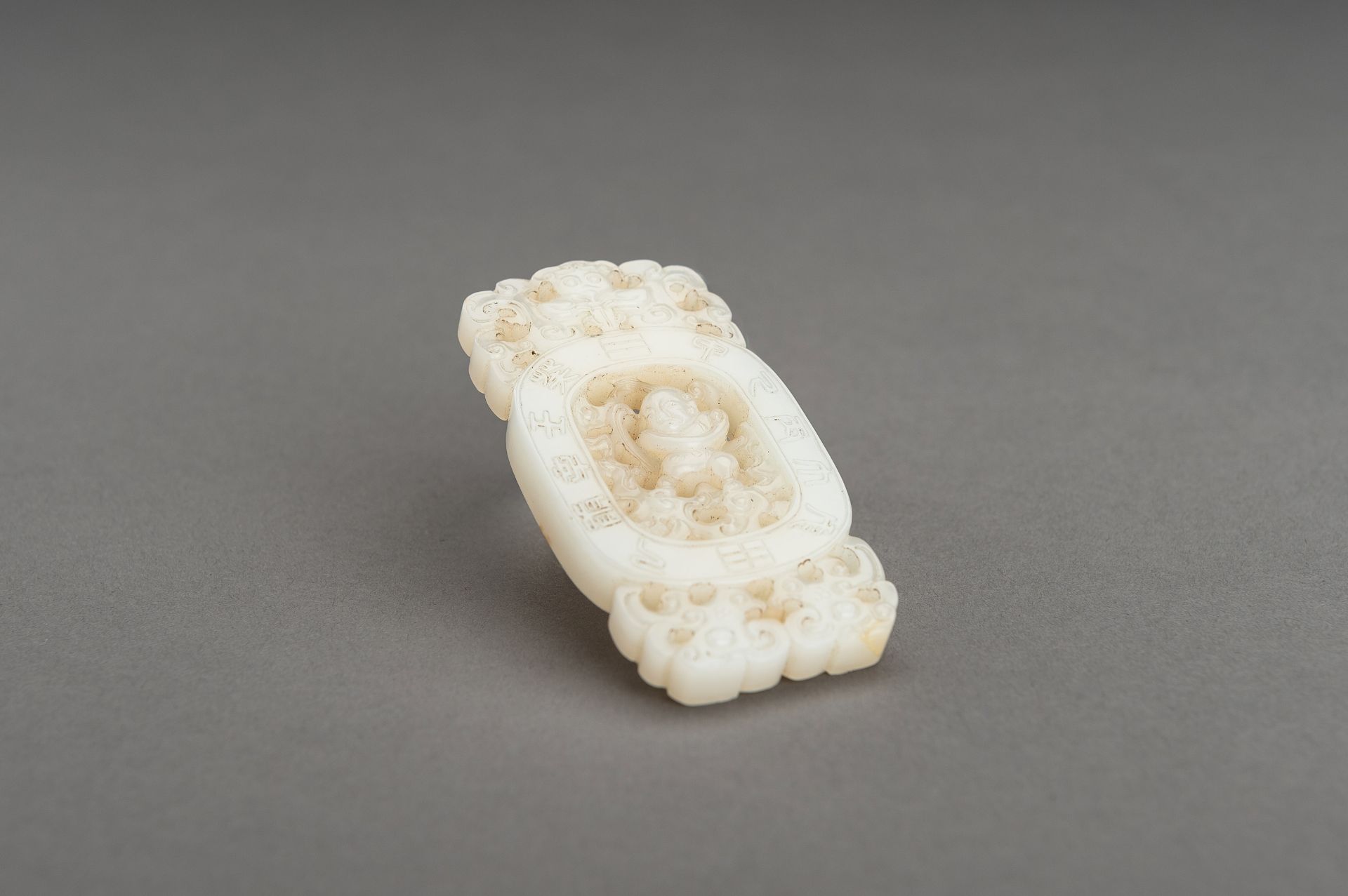 A WHITE JADE PLAQUE WITH THE SEXAGENARY CYCLE, QING - Bild 6 aus 10