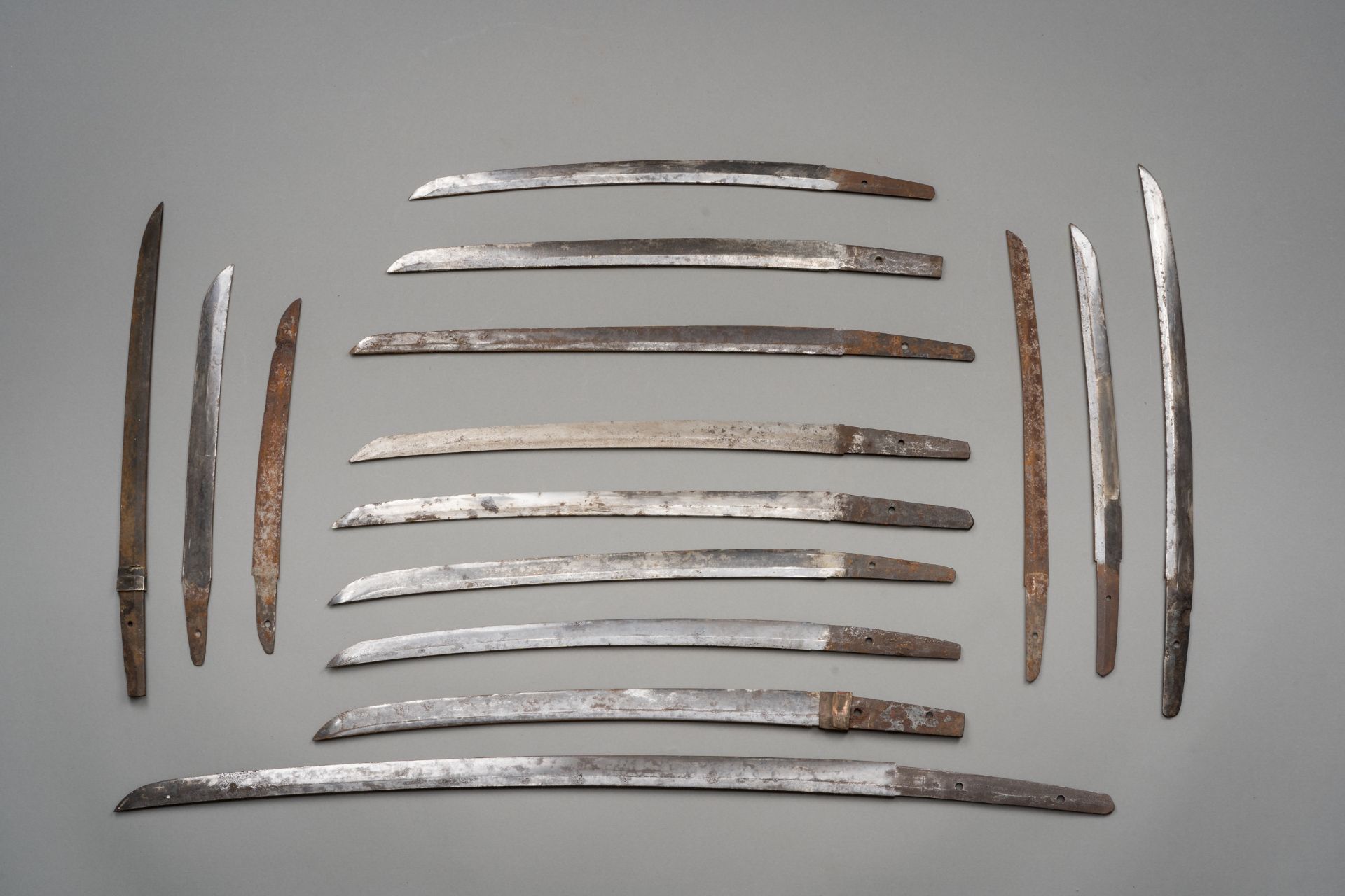 A COLLECTION WITH FIFTEEN SWORD BLADES - Image 2 of 7