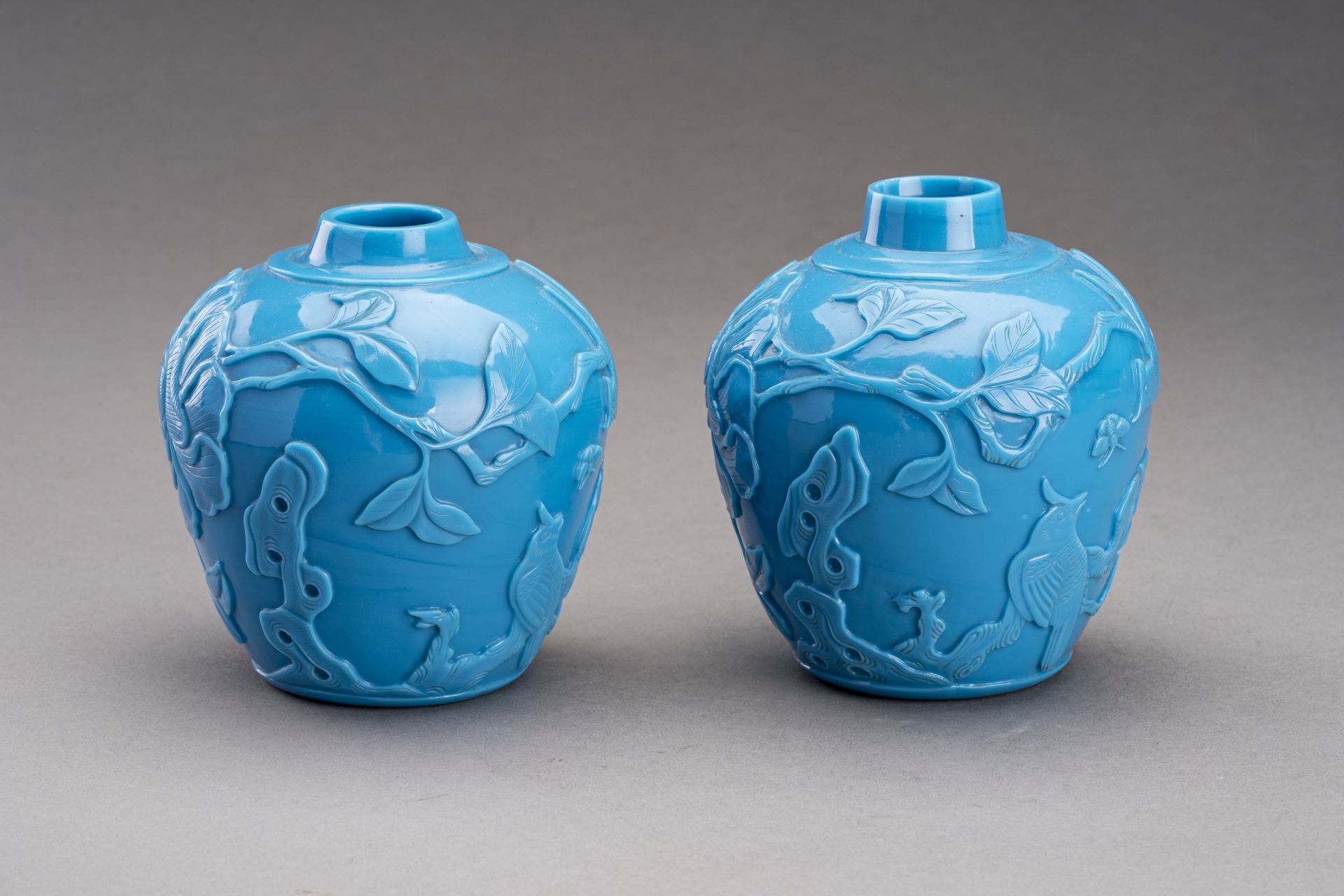 A PAIR OF PEKING GLASS VASES - Image 3 of 6