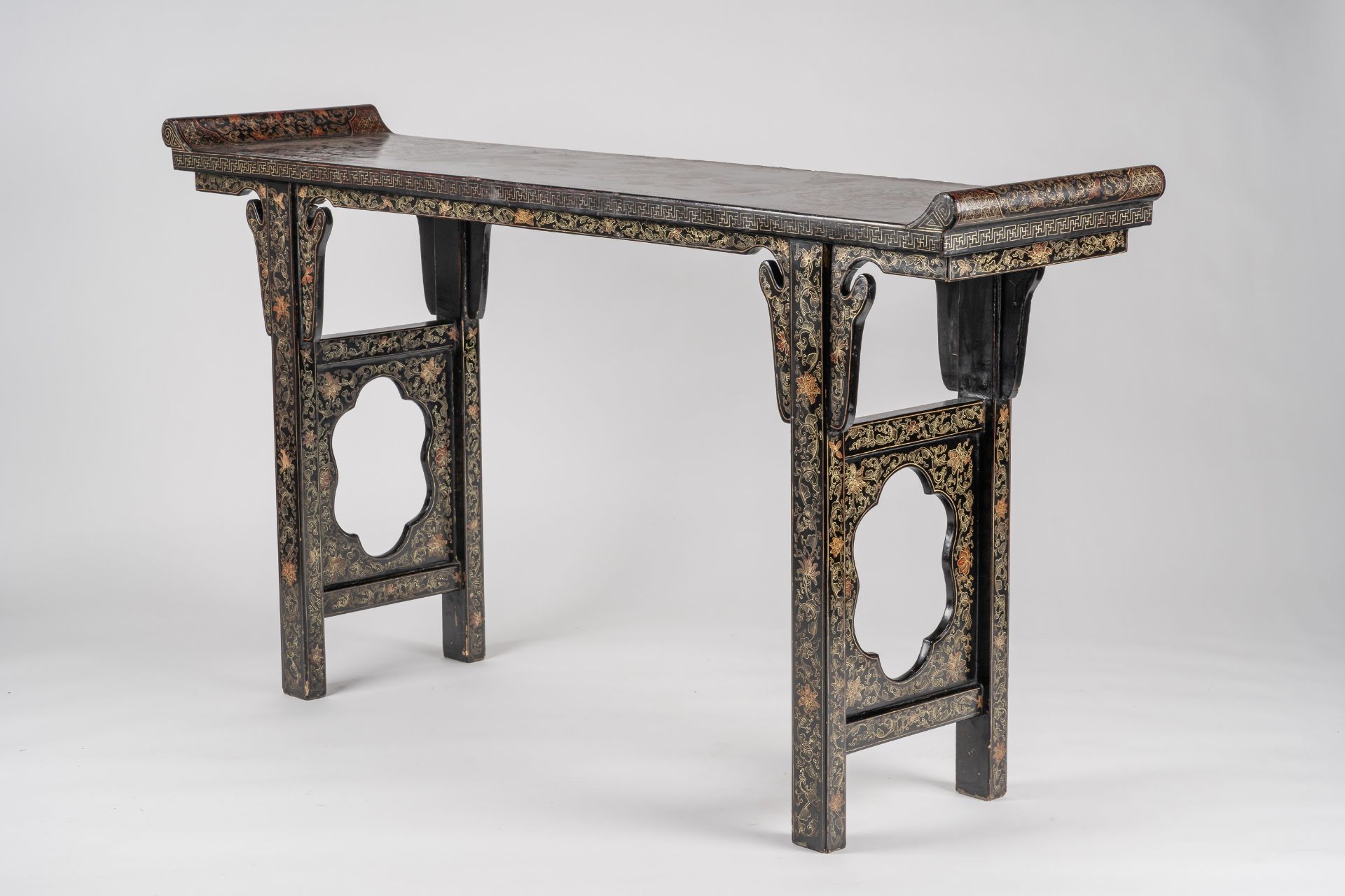 A CHINESE LACQUERED ALTAR TABLE, QING - Bild 7 aus 11