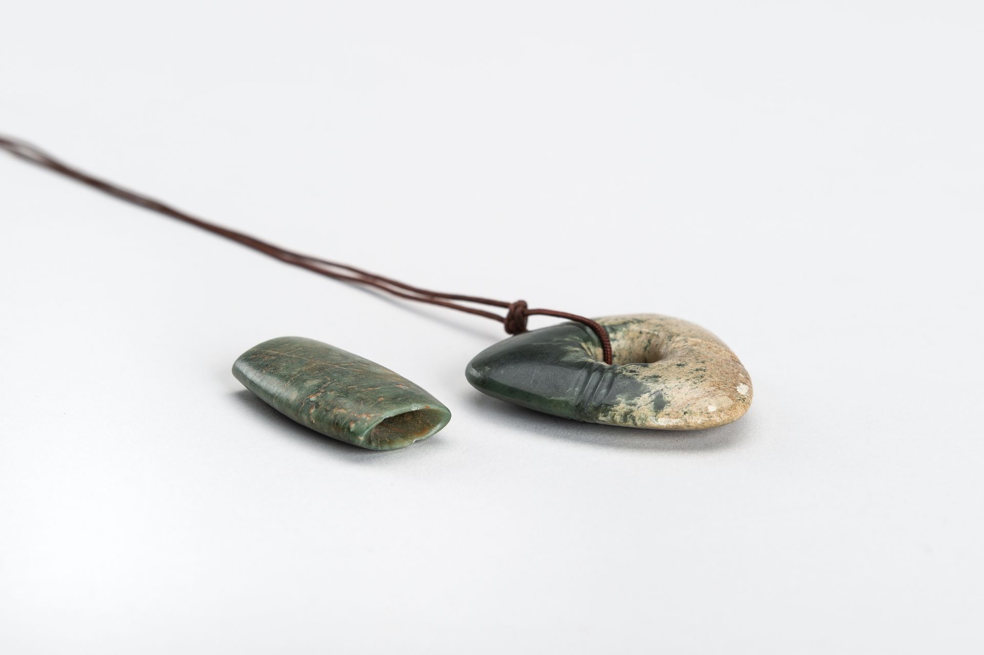 AN ARCHAISTIC LOT WITH A JADE AND A SERPENTINE PENDANT - Image 8 of 9