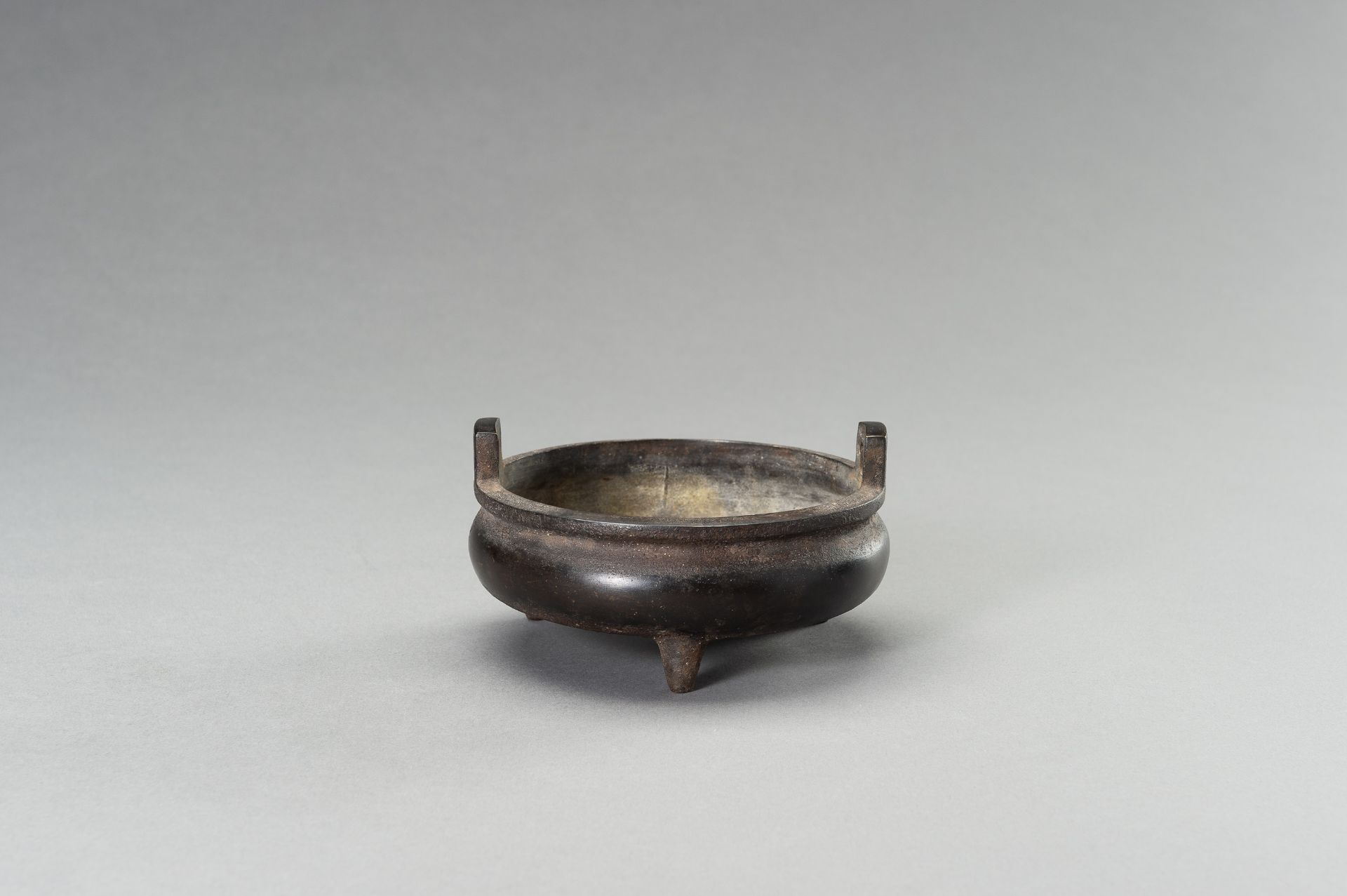 A BRONZE TRIPOD CENSER - Image 4 of 12