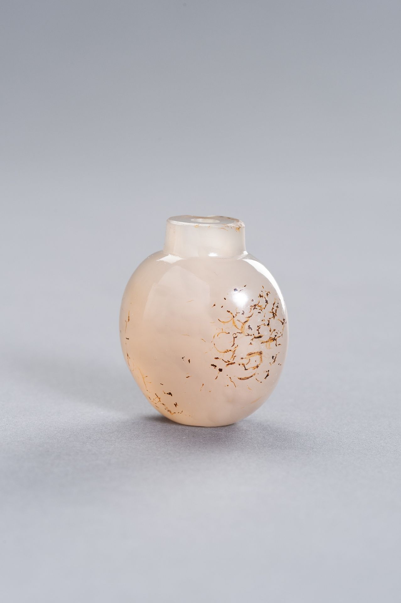 A SHADOW AGATE SNUFF BOTTLE, QING DYNASTY - Image 2 of 8