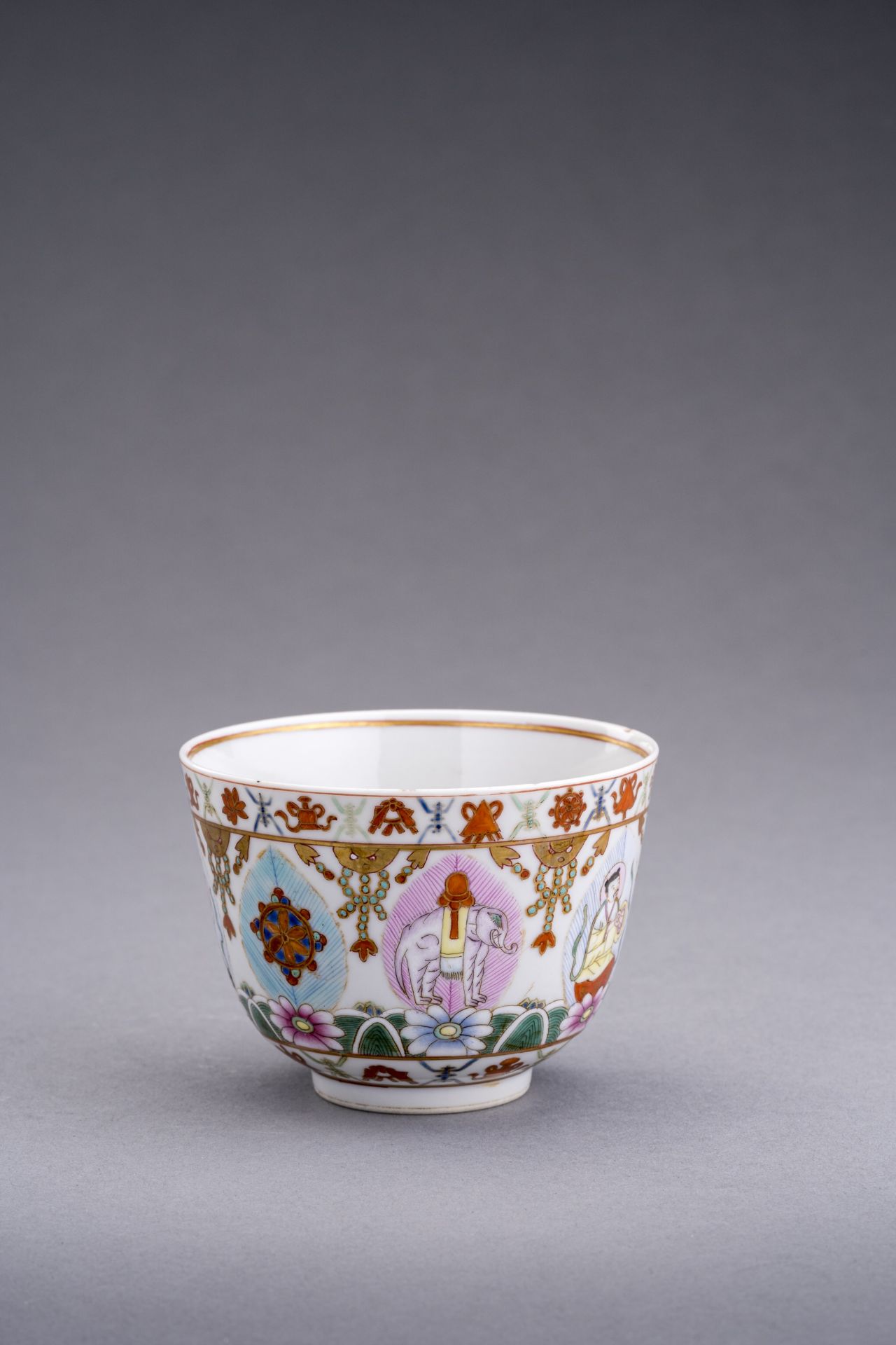 A FAMILLE-ROSE 'BARAGON-TUMED' PORCELAIN TEA BOWL, DAOGUANG - Image 5 of 10