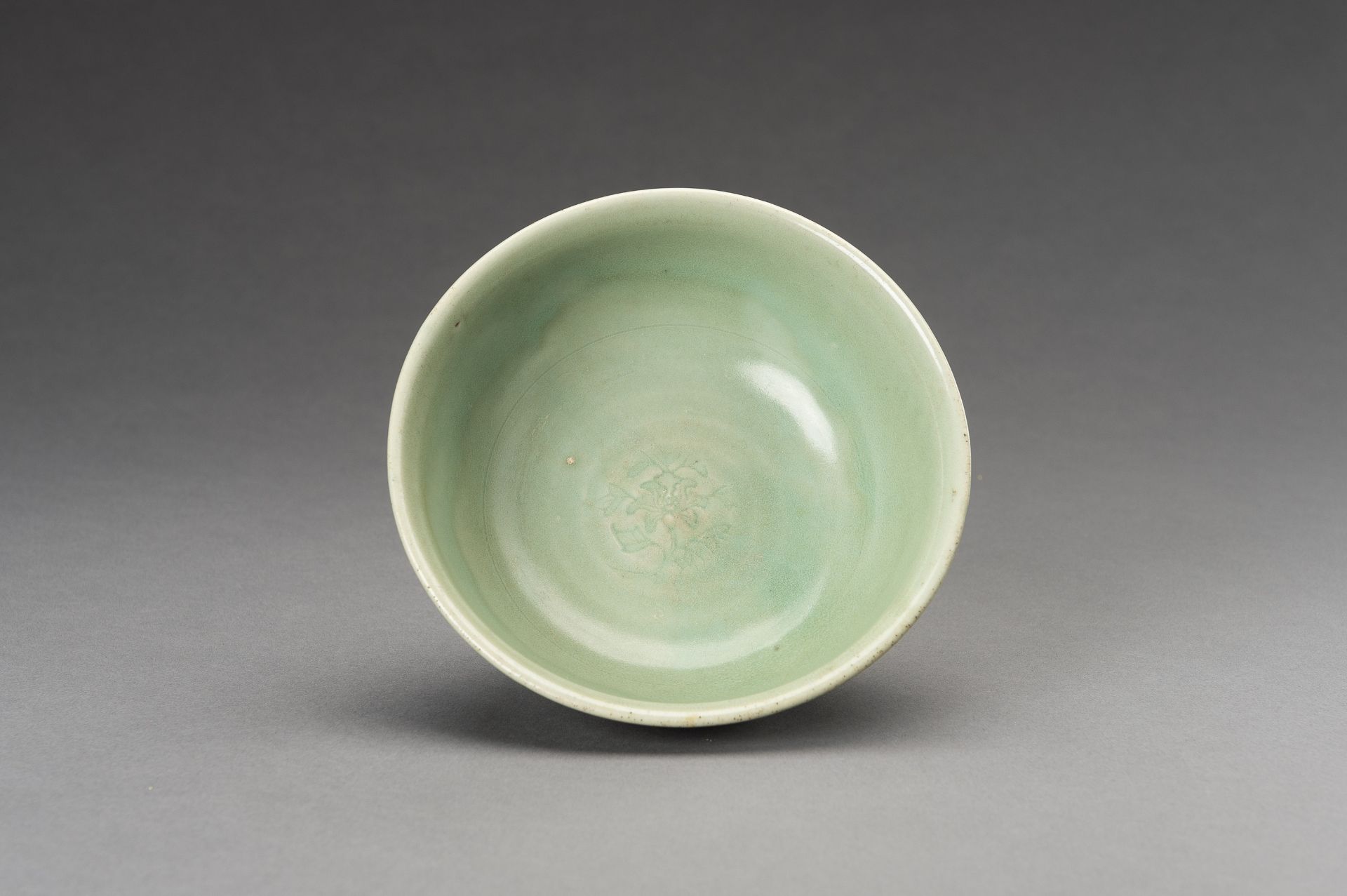 A MING STYLE LONGQUAN CELADON PORCELAIN BOWL - Bild 2 aus 15