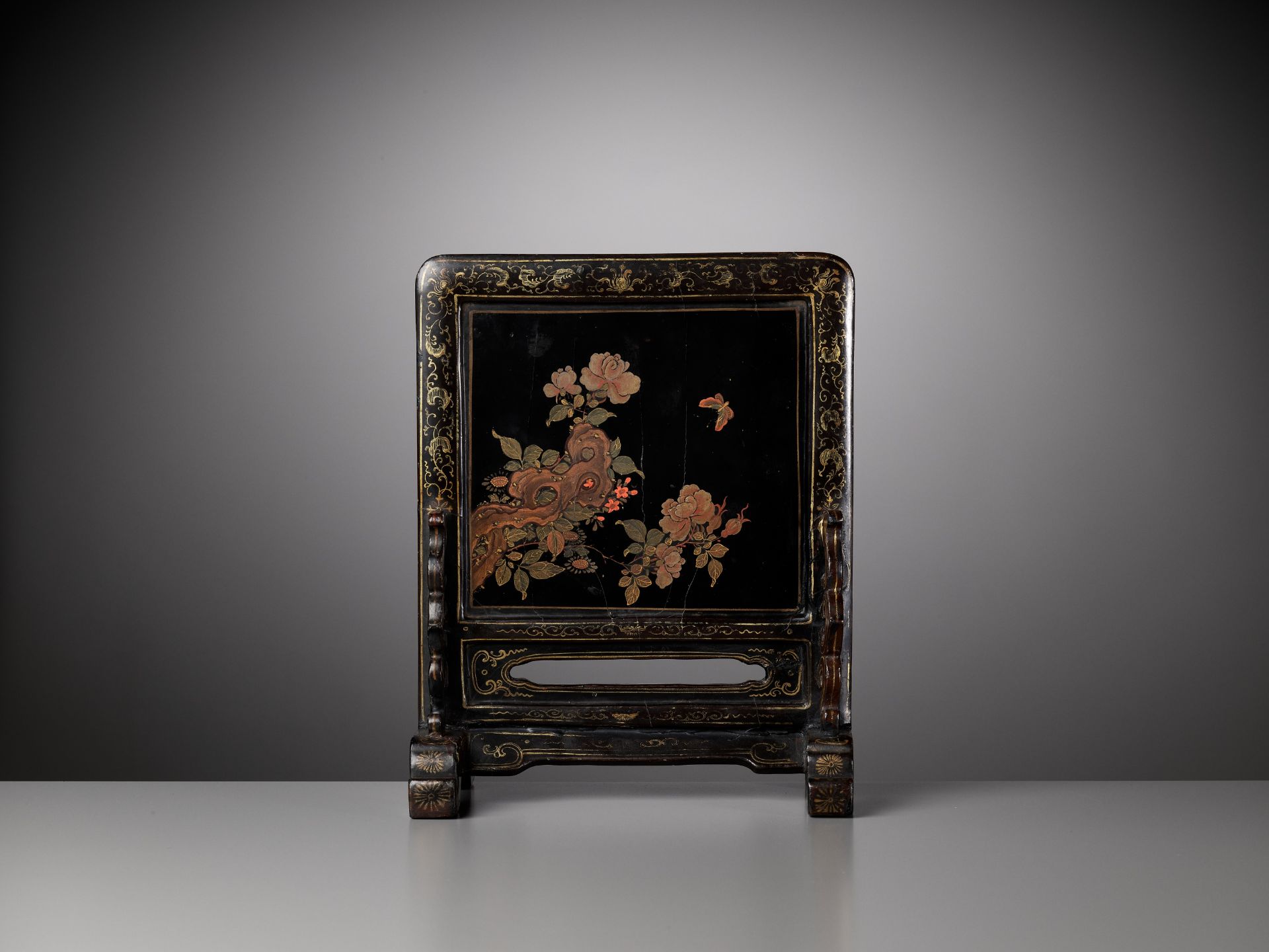 A POLYCHROME AND GILT-LACQUERED 'FOREIGNER' TABLE SCREEN, KANGXI PERIOD - Image 3 of 14