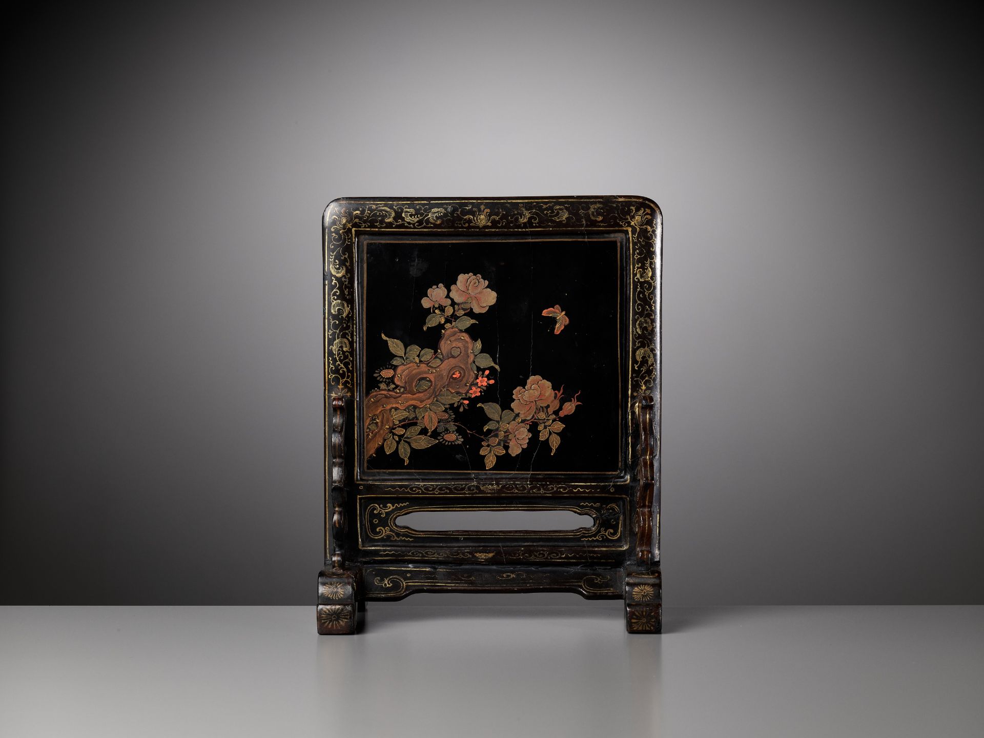 A POLYCHROME AND GILT-LACQUERED 'FOREIGNER' TABLE SCREEN, KANGXI PERIOD - Bild 3 aus 14