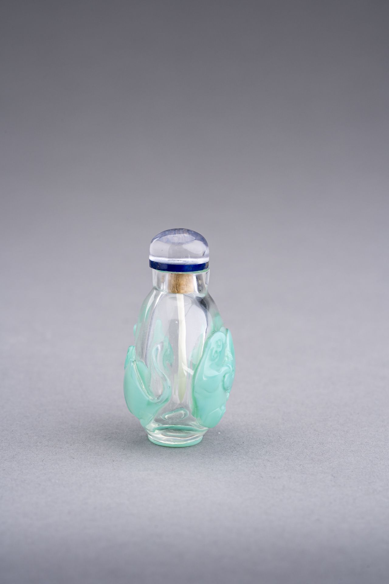A TURQUOISE OVERLAY GLASS 'RATS' SNUFF BOTTLE, c. 1920s - Image 5 of 7