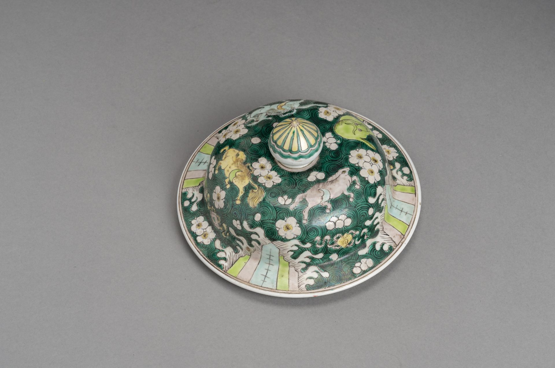 A PORCELAIN FAMILLE VERTE BALUSTER JAR AND COVER, QING - Bild 8 aus 9