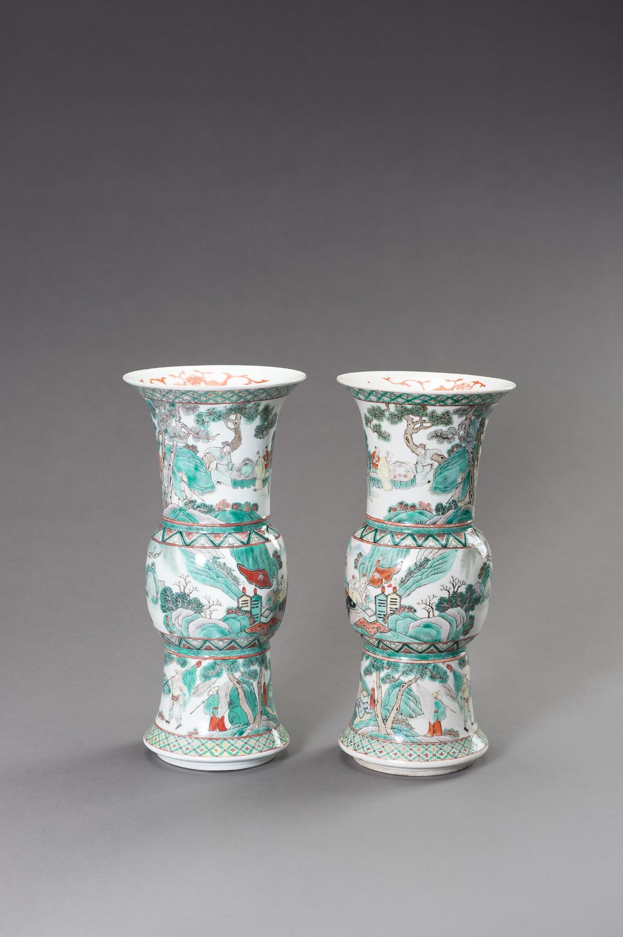 A PAIR OF FAMILLE VERTE BEAKER VASES, GU - Image 4 of 9