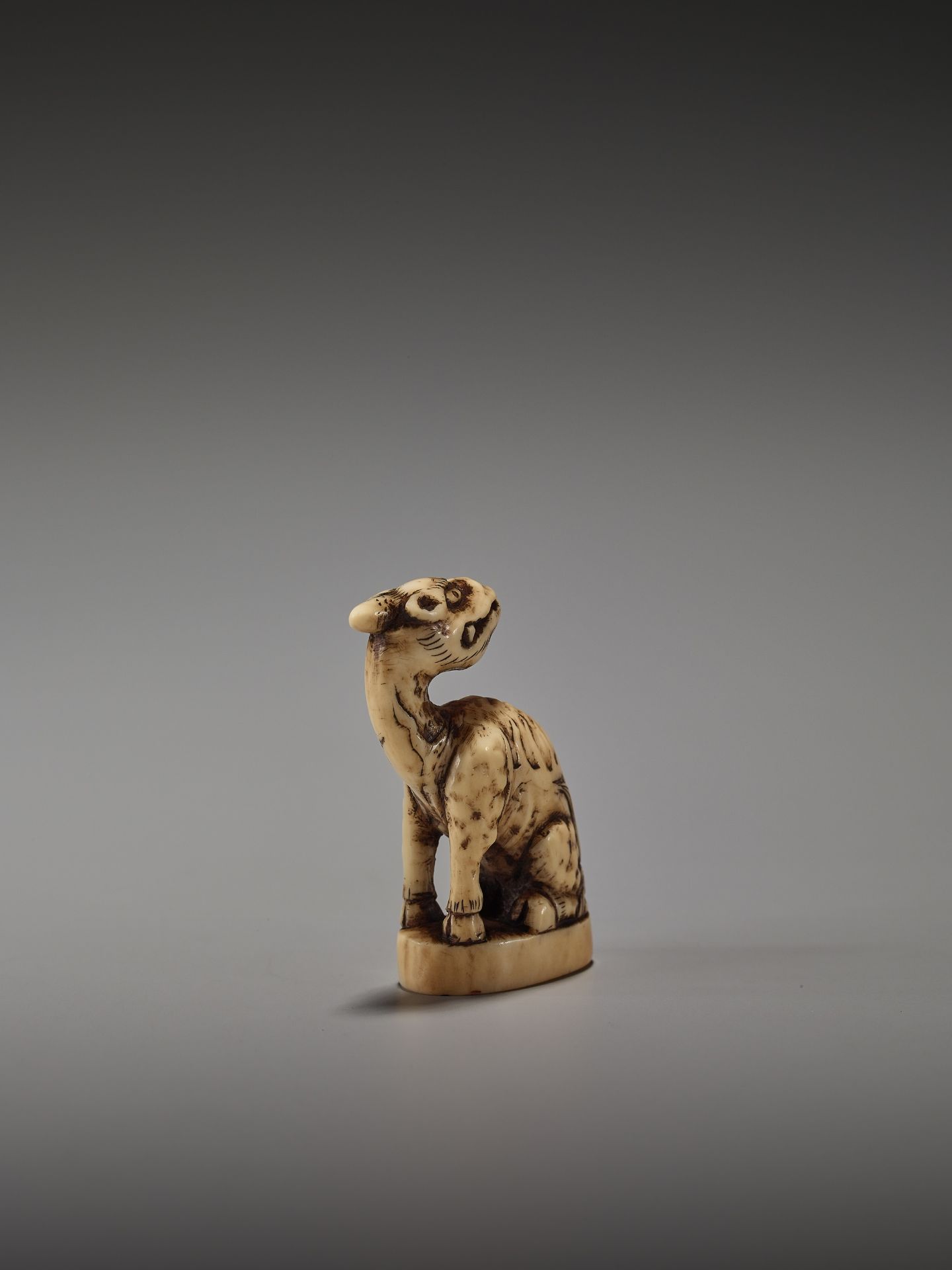 A RARE MARINE IVORY INGYO NETSUKE OF A KIRIN - Bild 4 aus 8