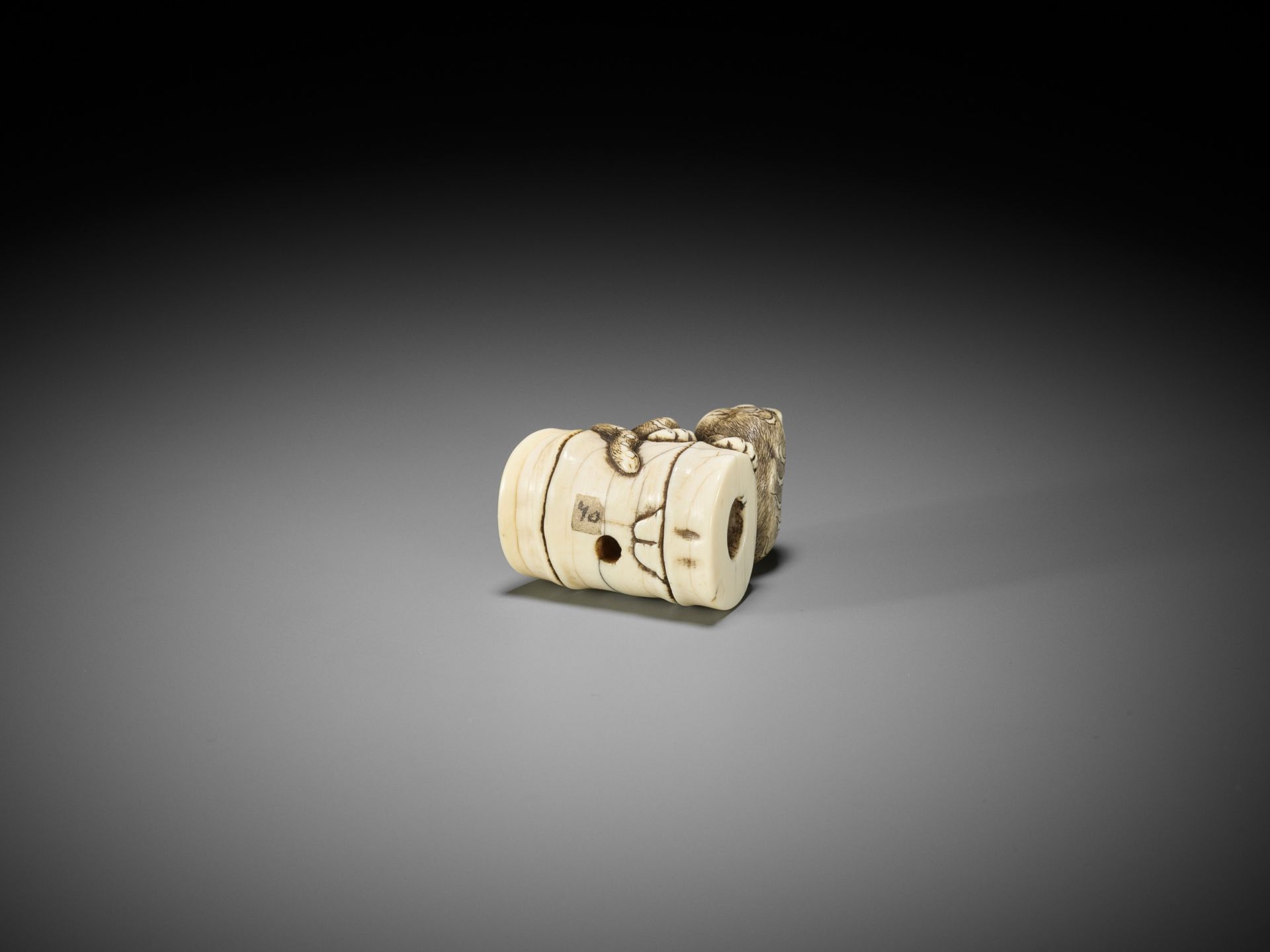 A FINE OSAKA SCHOOL IVORY NETSUKE OF A TIGER ON BAMBOO - Bild 11 aus 13