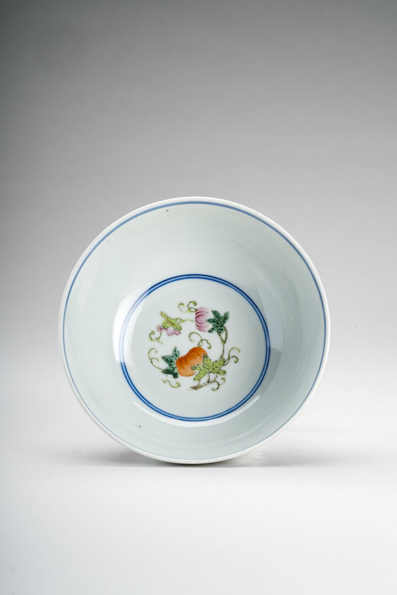 A FLORAL PORCELAIN BOWL - Bild 7 aus 10