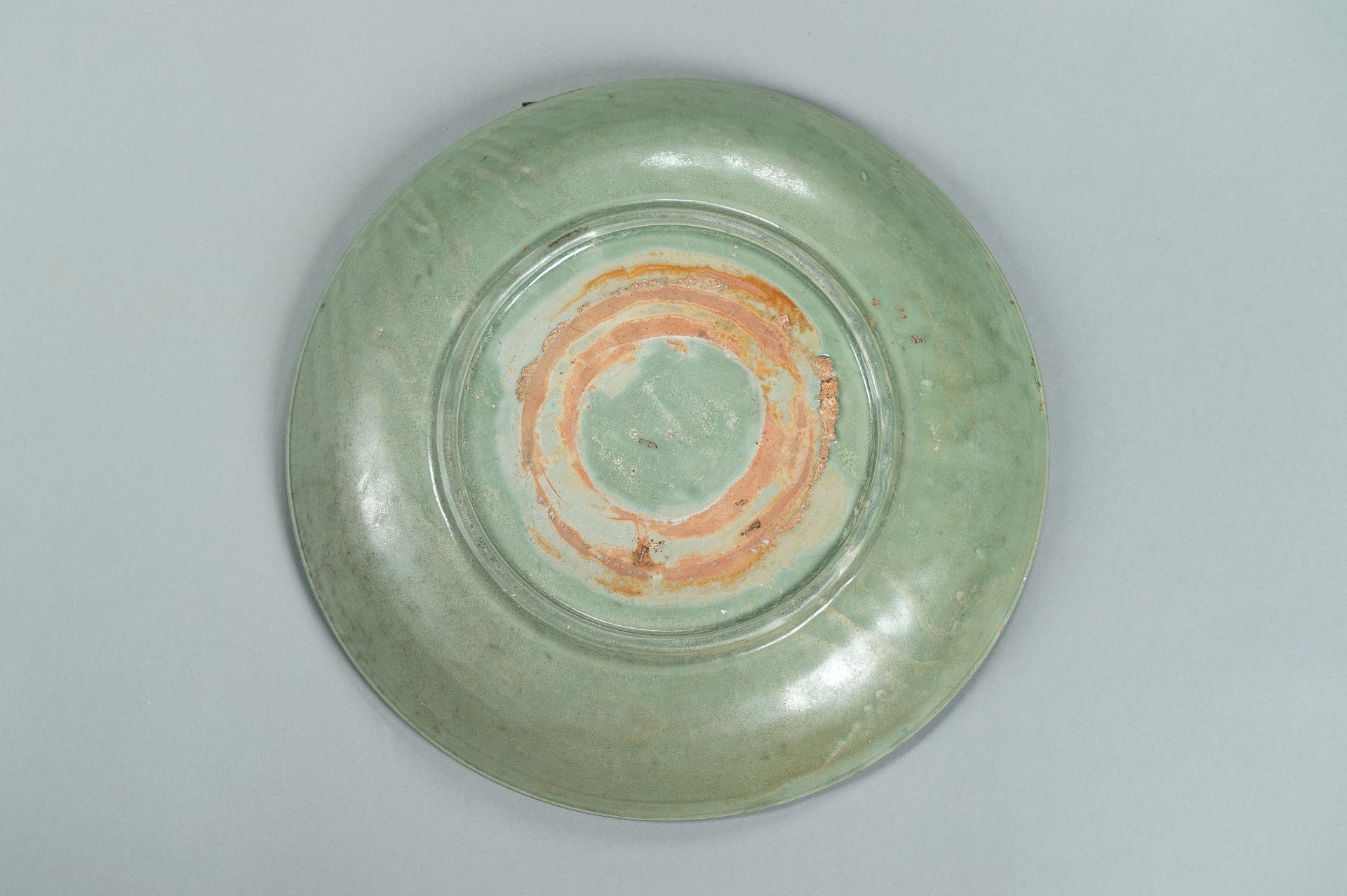 A MASSIVE LONGQUAN CELADON GLAZED PORCELAIN CHARGER, MING DYNASTY - Image 9 of 11